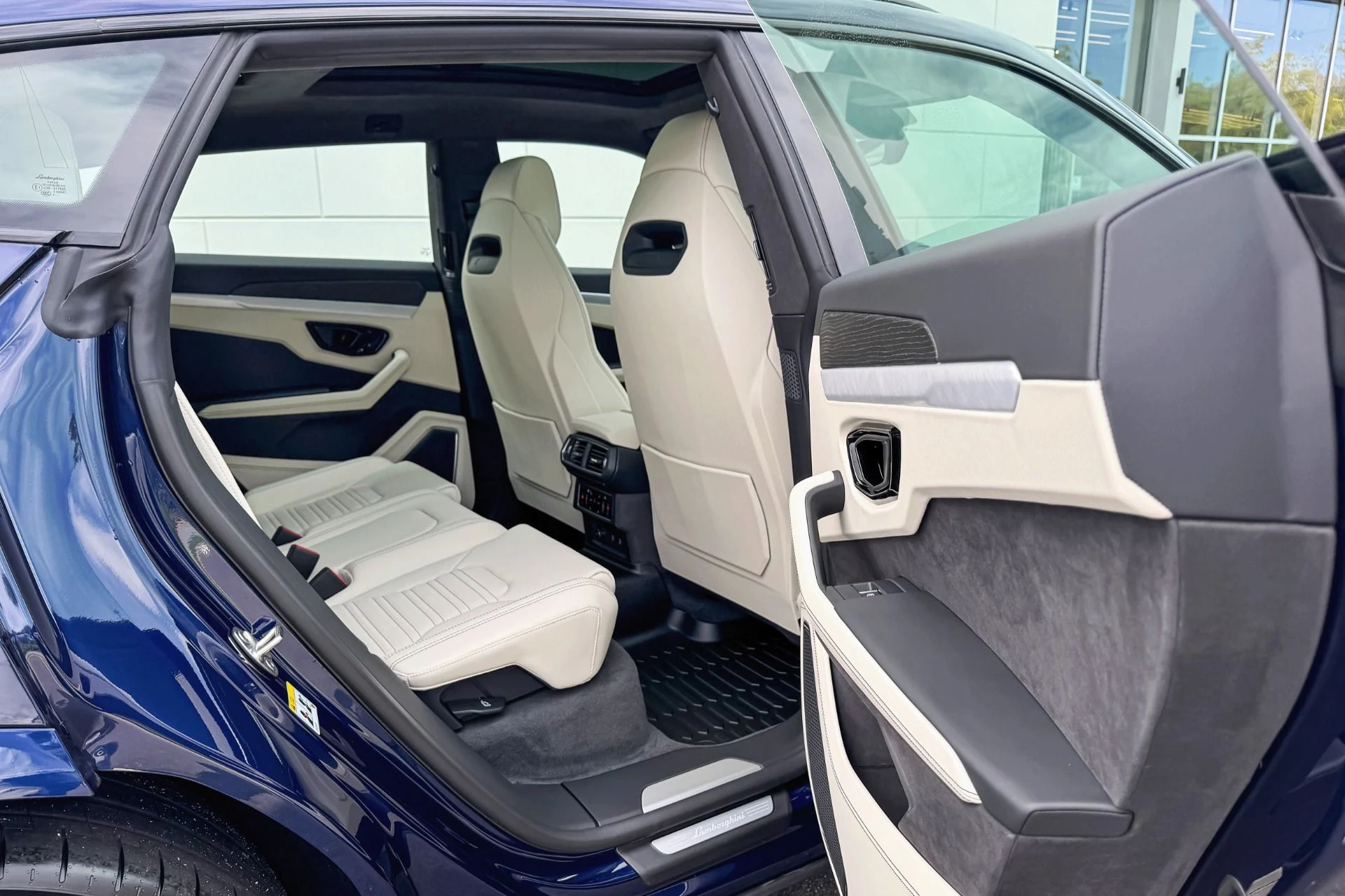 mph017_546188744_Used_2025_Lamborghini_Urus_SE_1764806128_28addf9af3