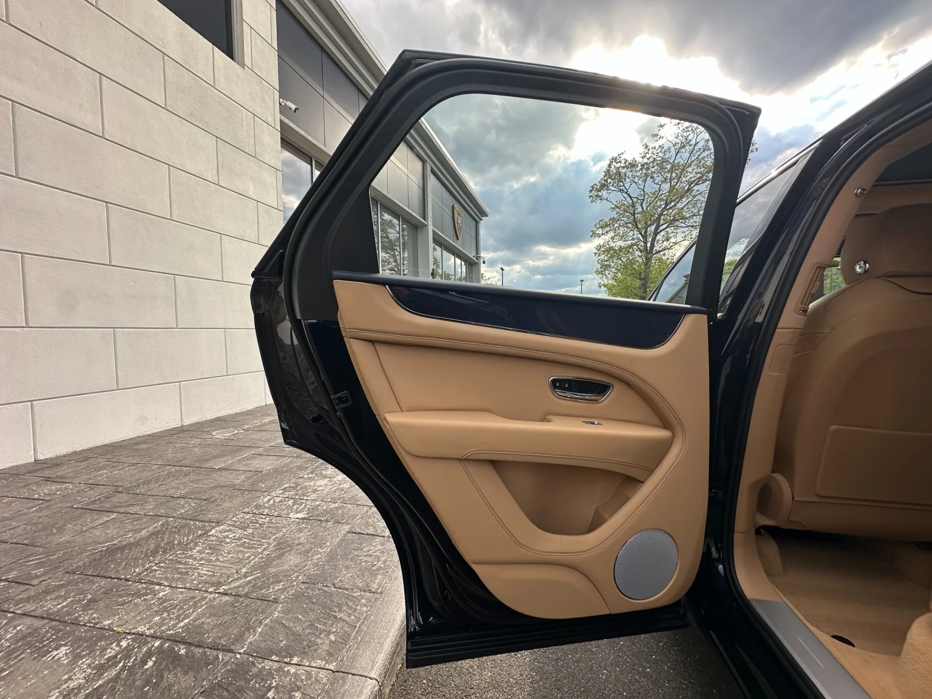 mph017_561816437_Used_2026_Bentley_Bentayga_V8_1786136522_67ccc35056
