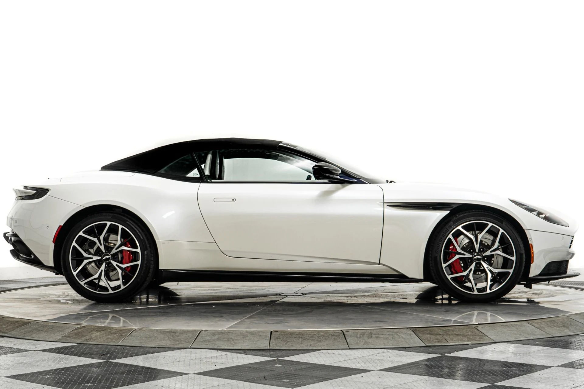 mph017_563103832_Used_2019_Aston_Martin_DB_11_Volante_1760477407_a13cf89202