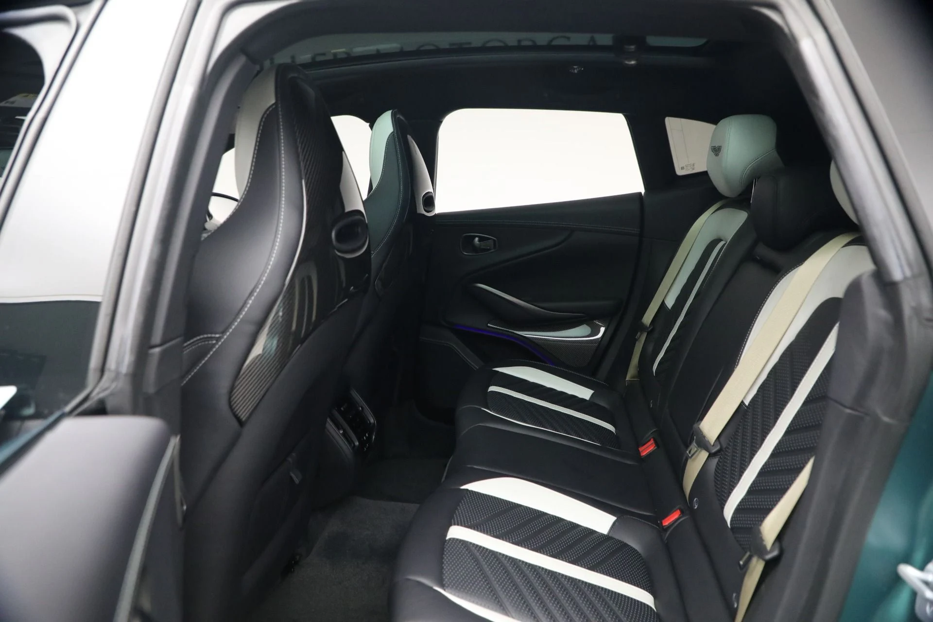 mph017_581214644_Used_2023_Aston_Martin_DBX_707_1787862886_9a280c4ab3