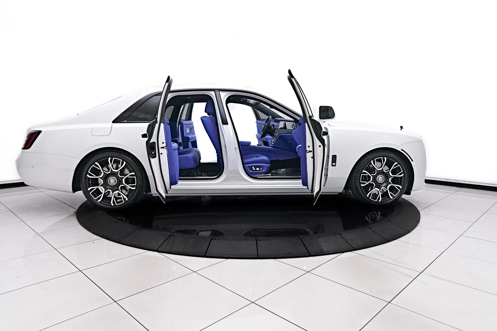 mph017_603380392_Used_2024_Rolls_Royce_Ghost_Base_1757190819_69f87cab2c