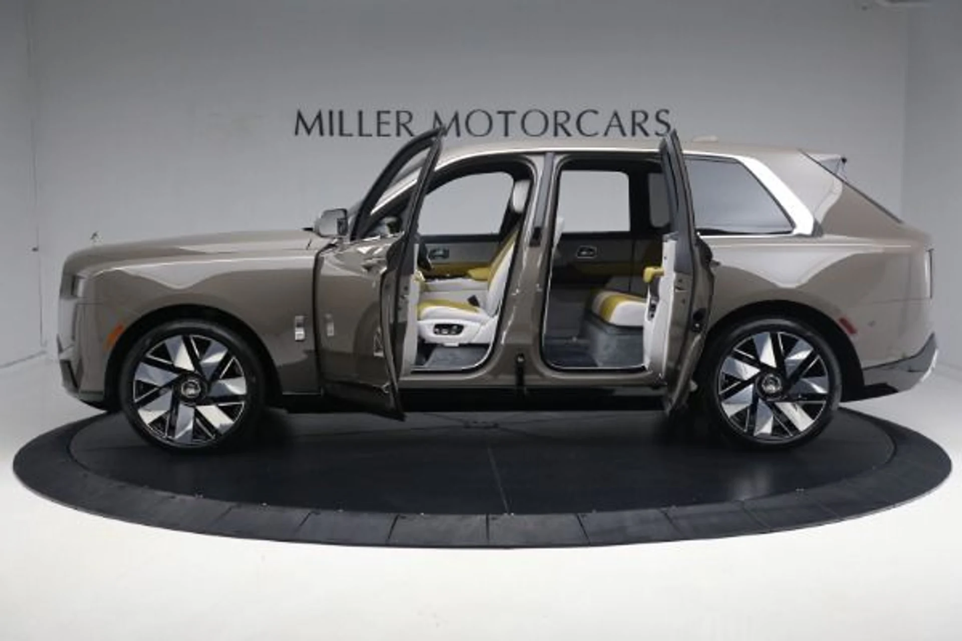 mph017_604562451_New_2025_Rolls_Royce_Cullinan_2e1e57ba3c