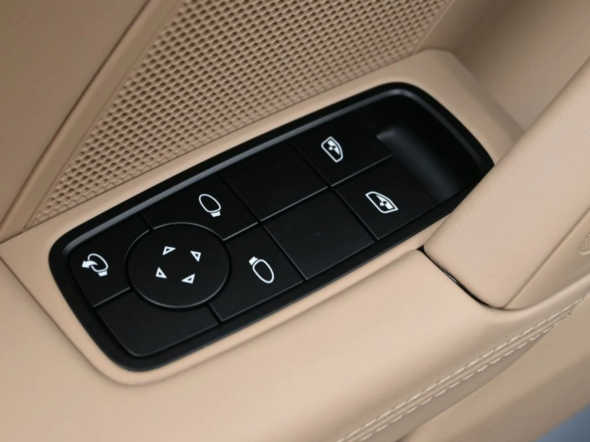 mph017_60590594_e69c5f1758536e53a96df339037acc4bx_35d24a4254