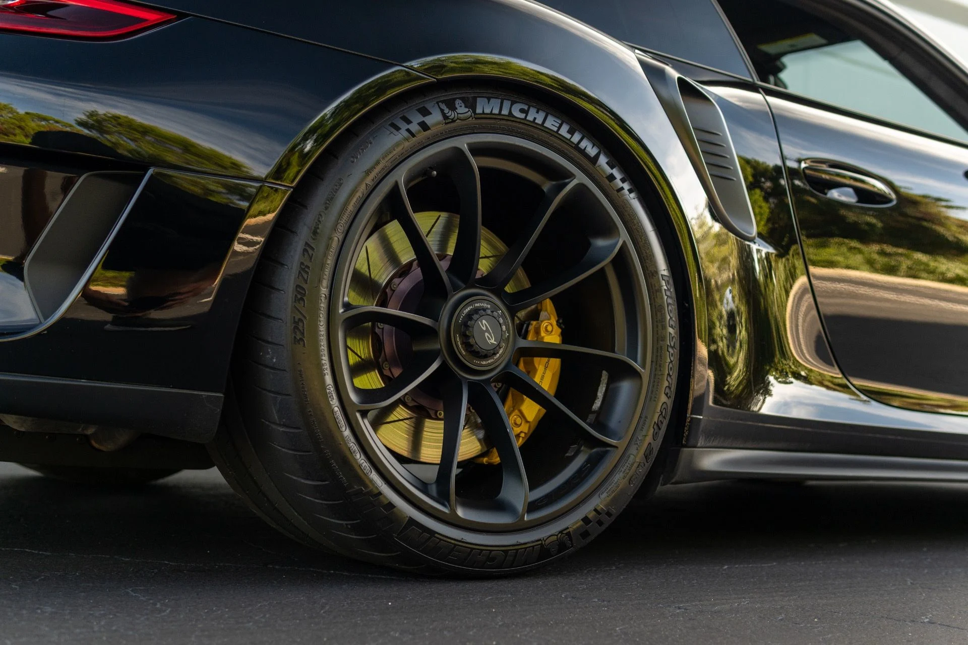 mph017_616478247_Used_2019_Porsche_911_GT_3_RS_1765832694_4bb0ca9dd2