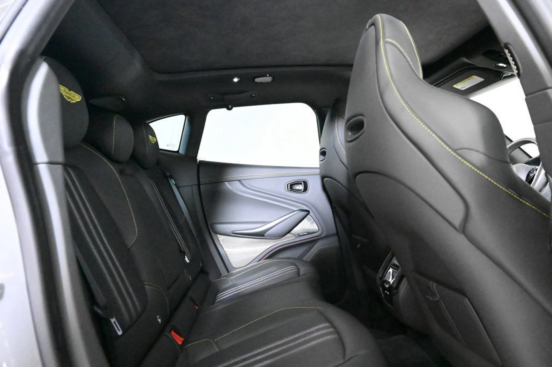 mph017_640235105_used_2025_aston_martin_dbx_707_11350_22966426_17_1024_7af2dd4347