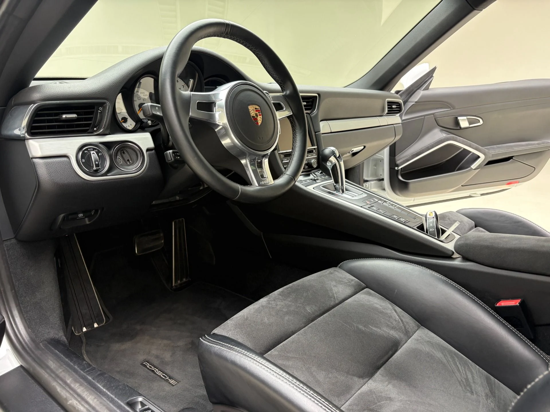 mph017_644995882_Used_2015_Porsche_911_GT_3_1777923563_737a195f7f