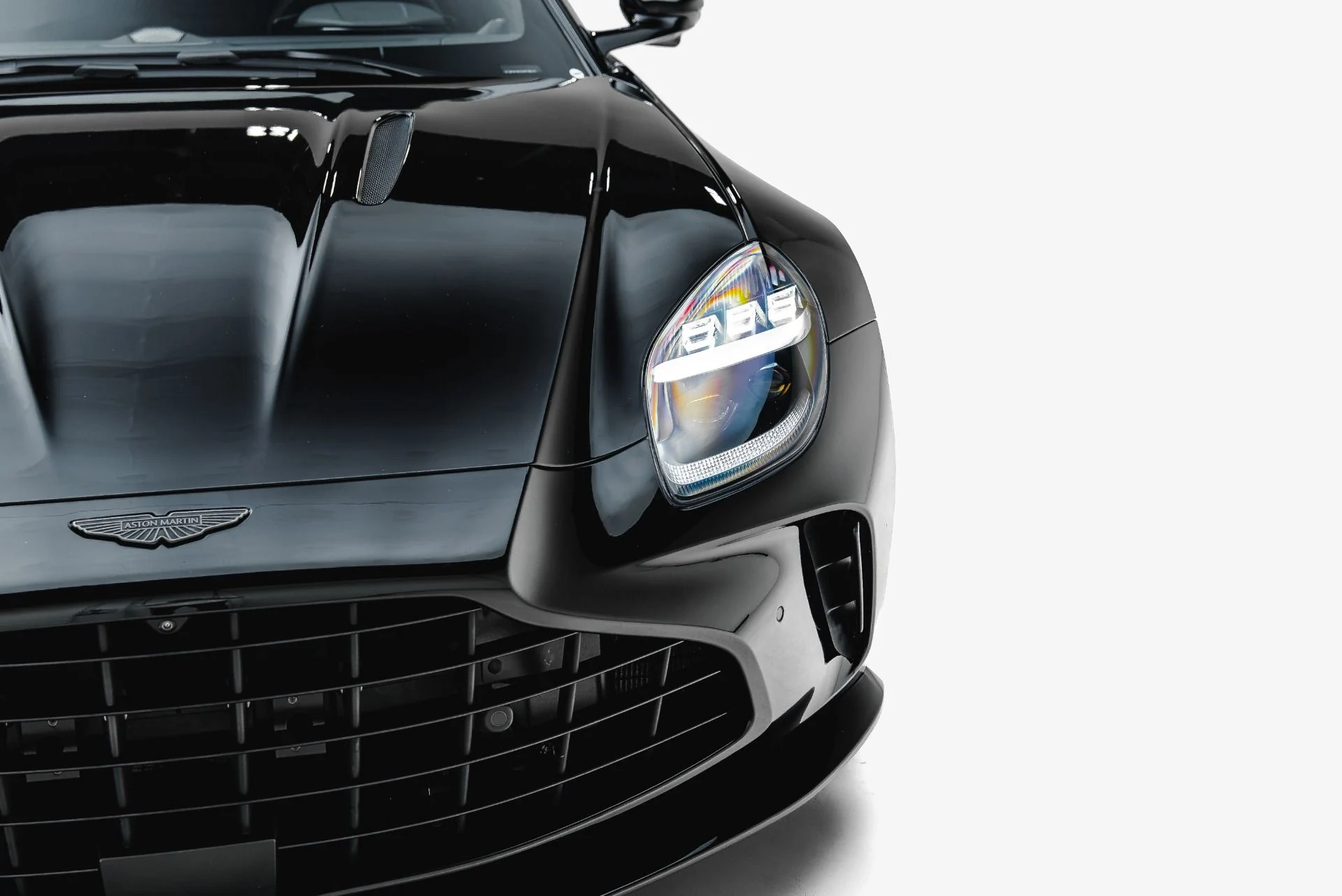 mph017_646831220_Used_2025_Aston_Martin_Vantage_1790202703_e43348e728