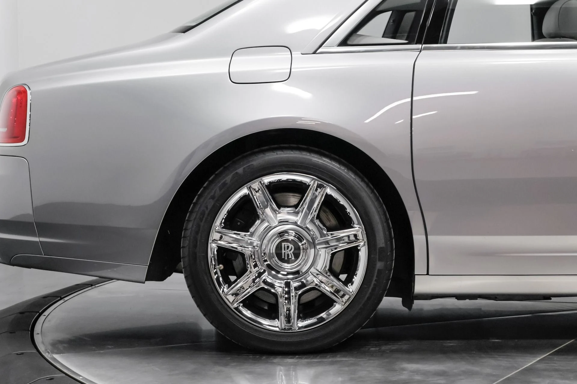 mph017_647065409_Used_2010_Rolls_Royce_Ghost_1762979207_1938620dc5