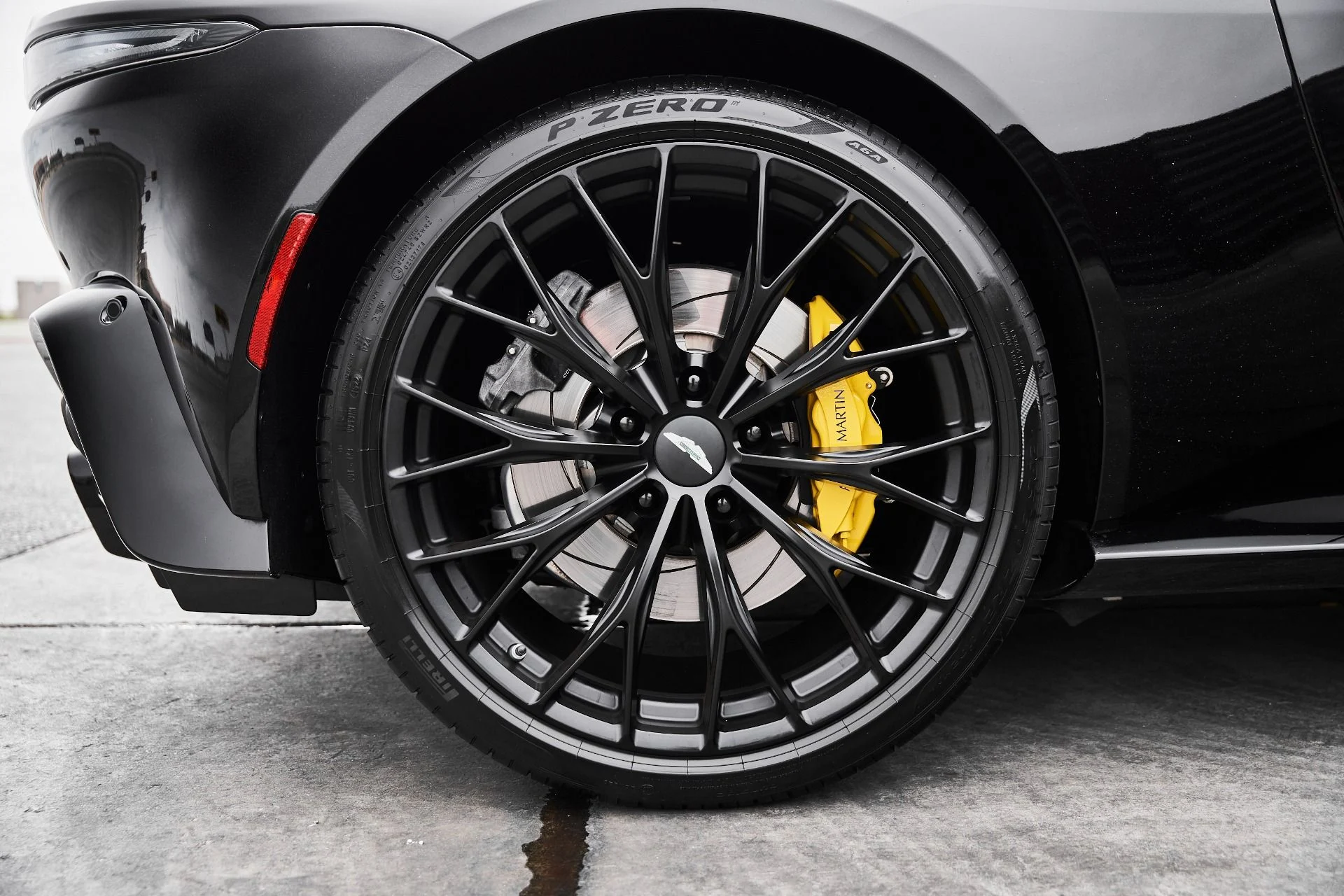 mph017_657981855_Used_2023_Aston_Martin_Vantage_1775333309_519dd83540