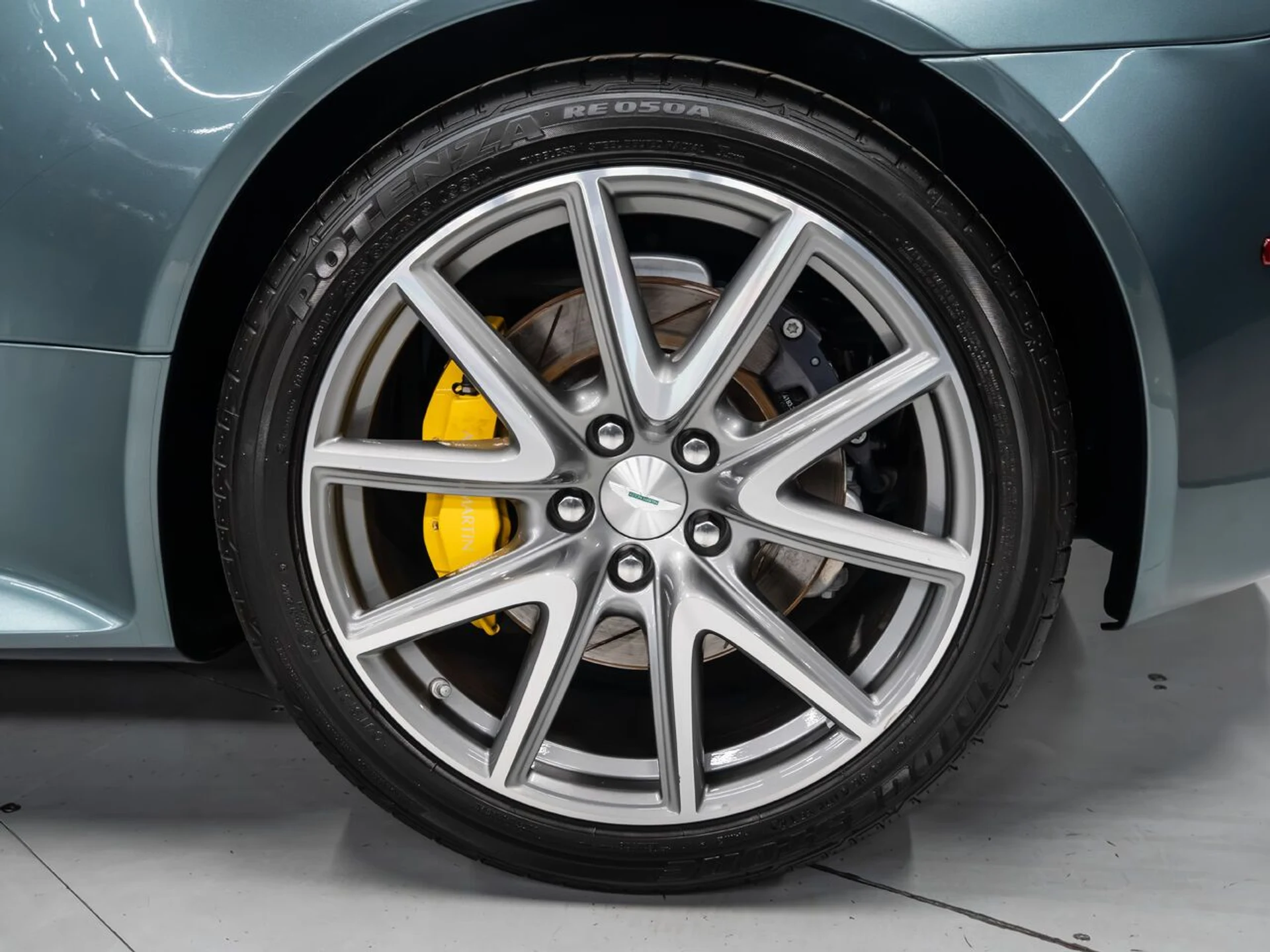 mph017_662091429_aston_martin_v8_vantage_2015_d2fa5d2076