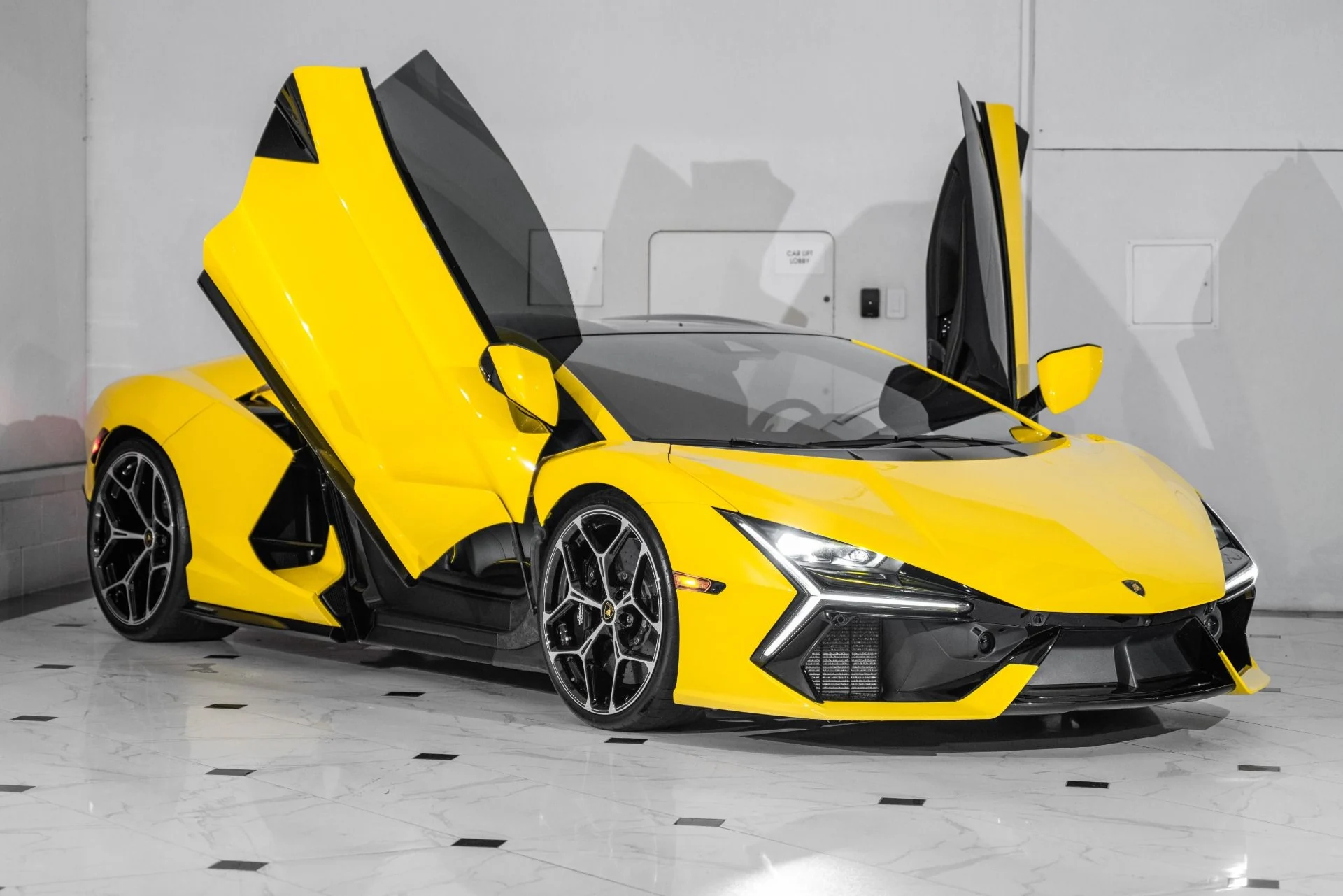 mph017_665723925_Used_2024_Lamborghini_Revuelto_1760974364_9e307d662a