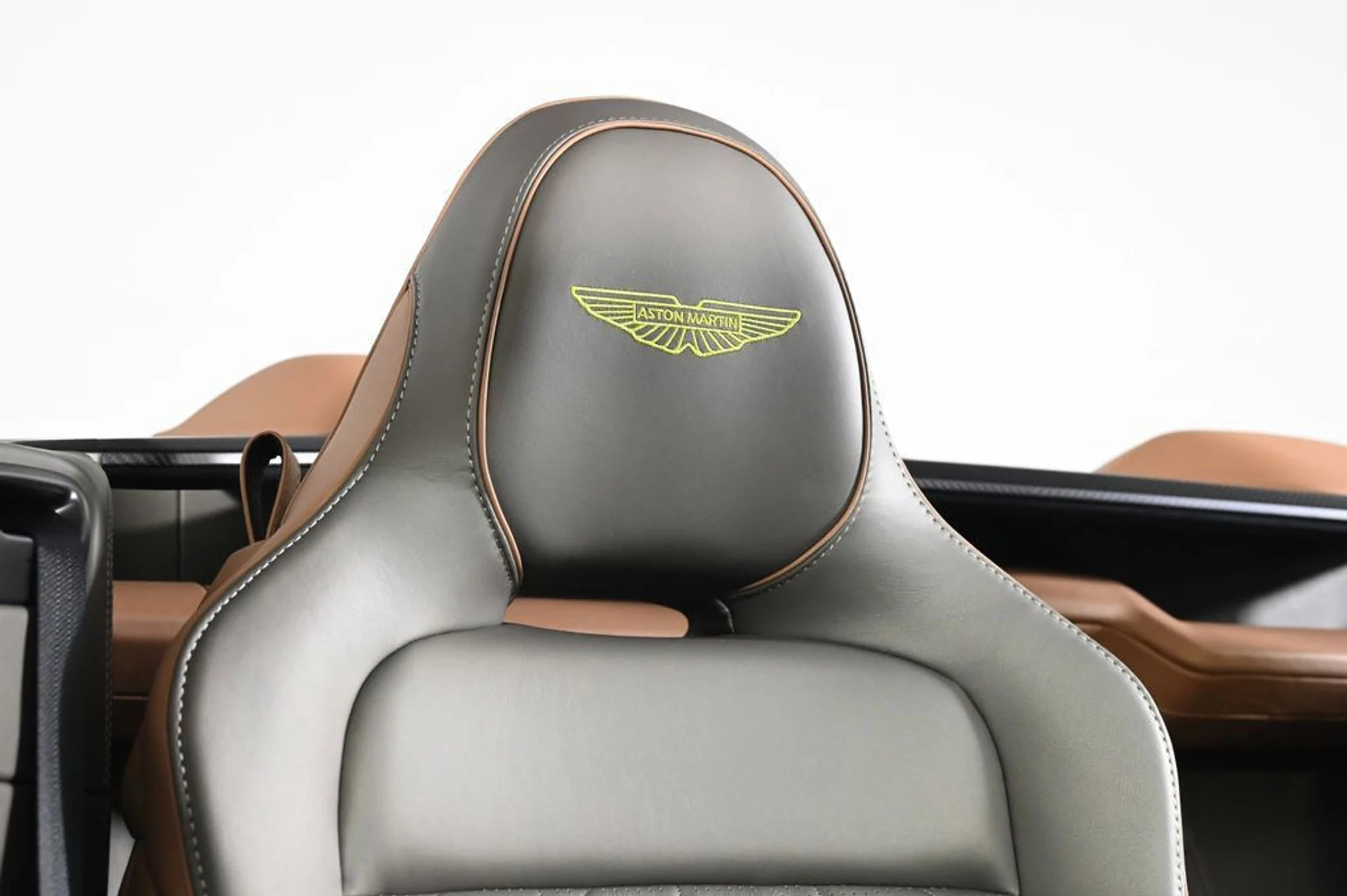 mph017_668464574_new_2026_aston_martin_vanquish_volante_11350_22992982_18_1024_9f65182f1c