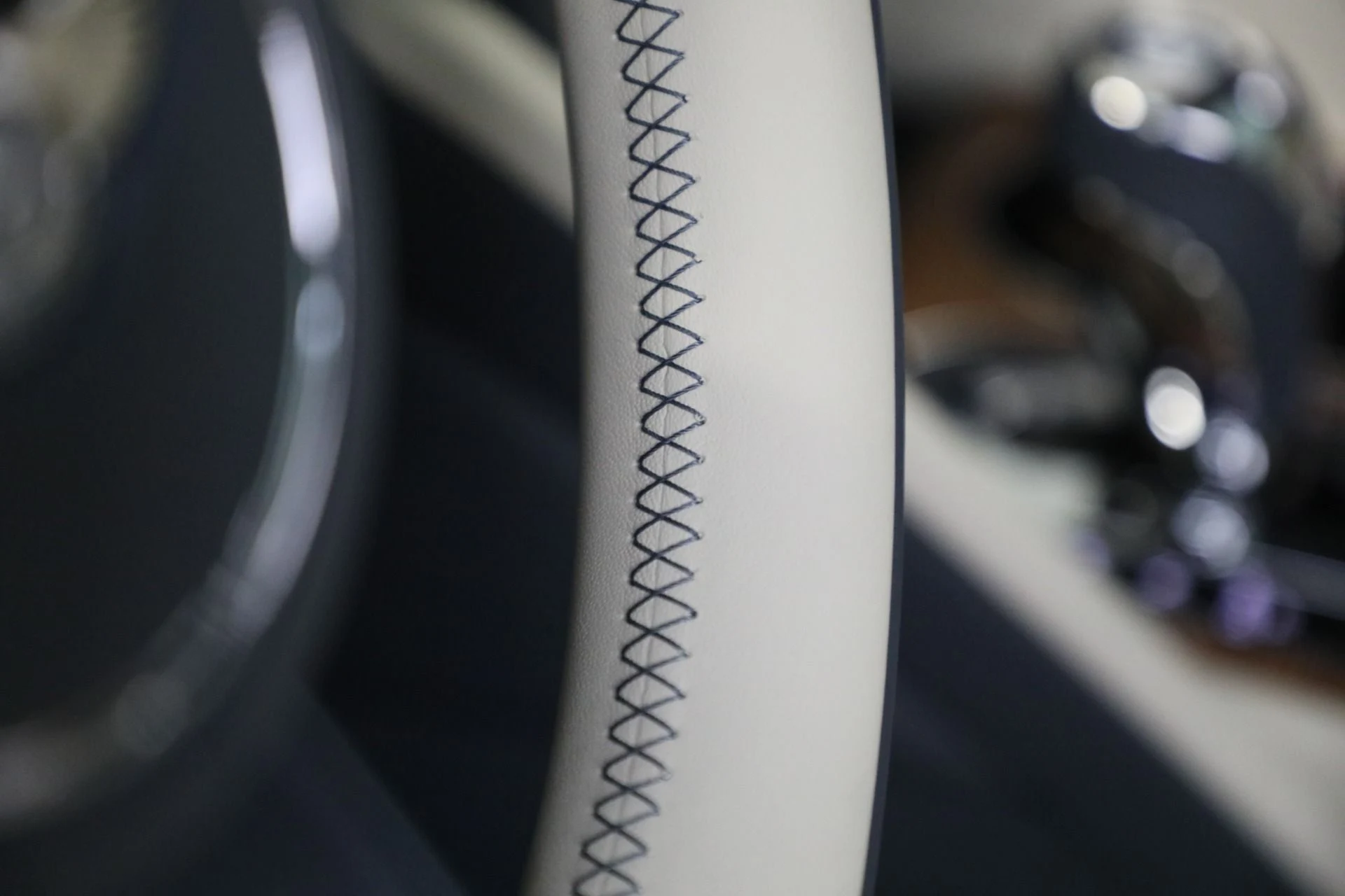 mph017_69557228_New_2025_Bentley_Bentayga_EWB_V8_4f38e8d4eb