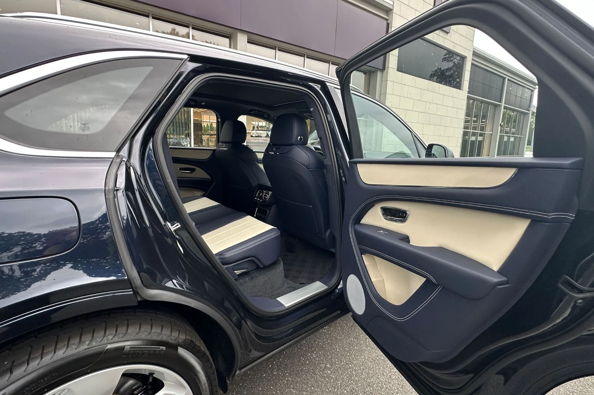 mph017_701793987_New_2026_Bentley_Bentayga_V8_1784720366_4000c87299