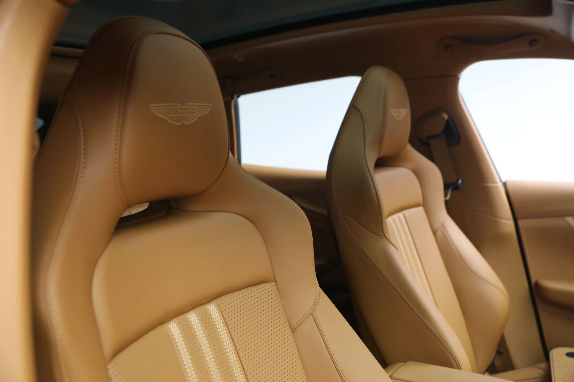 mph017_757771133_New_2026_Aston_Martin_DBX_707_1766528371_dd666088eb