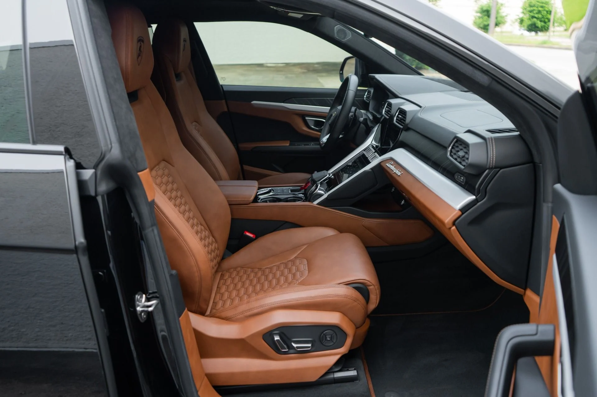 mph017_809053136_Used_2022_Lamborghini_Urus_1777500470_ad5d4c4257