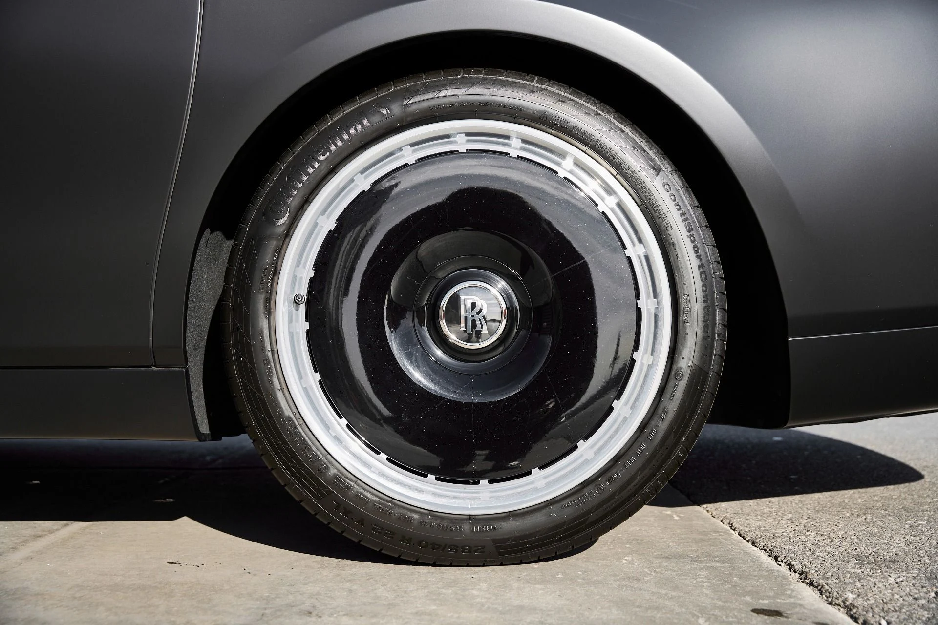 mph017_81580174_Used_2025_Rolls_Royce_Phantom_Base_1769480881_694dc74de0