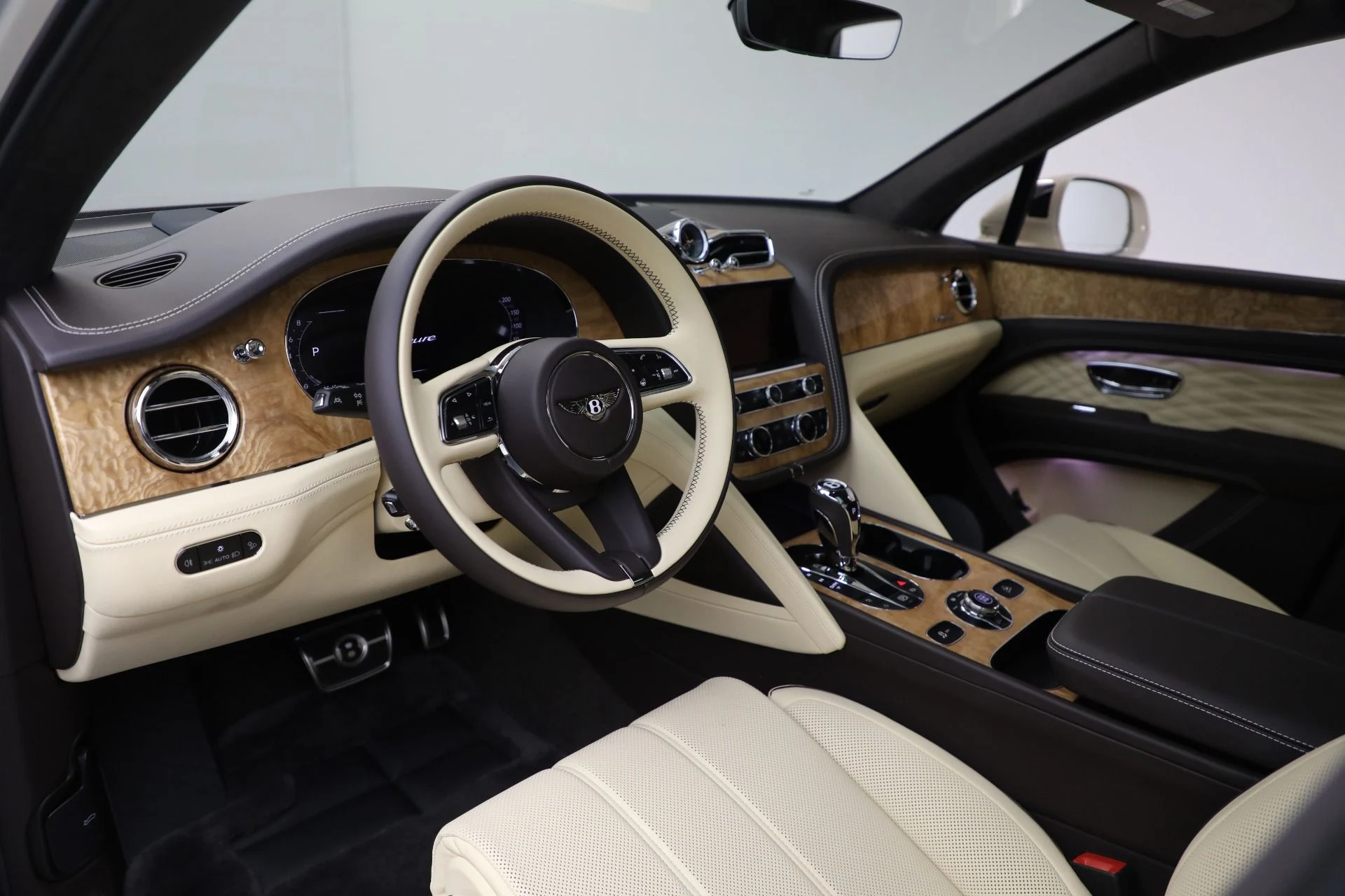 mph017_846061423_New_2025_Bentley_Bentayga_Azure_V8_e7c38844d4