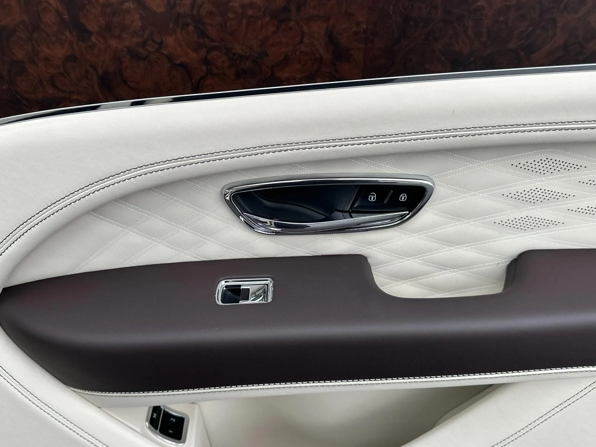 mph017_858473680_Used_2025_Bentley_Bentayga_V8_1760604339_464a4726b8