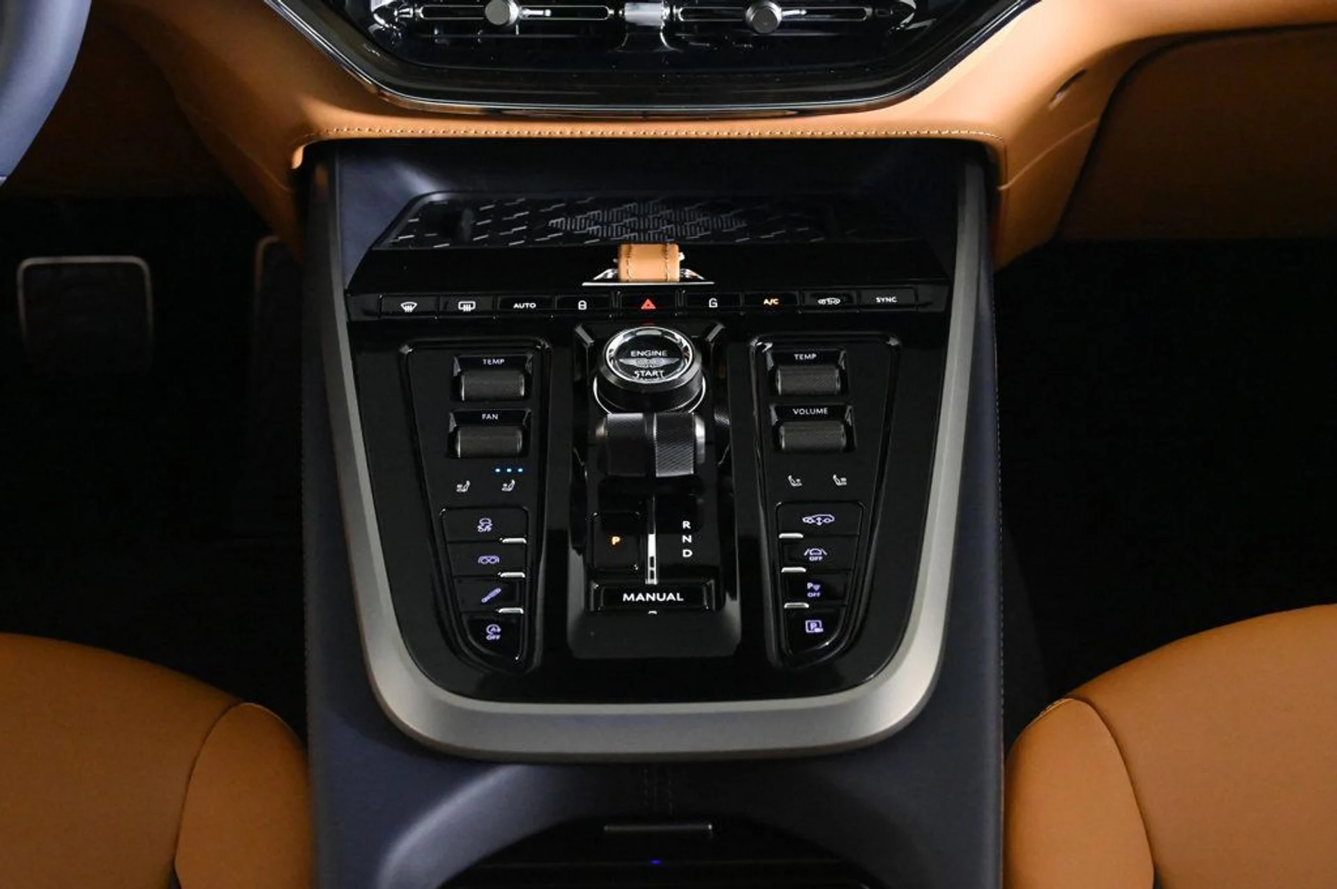 mph017_880316370_new_2026_aston_martin_dbx_707awd_11350_22970164_17_1024_f3805d26cd