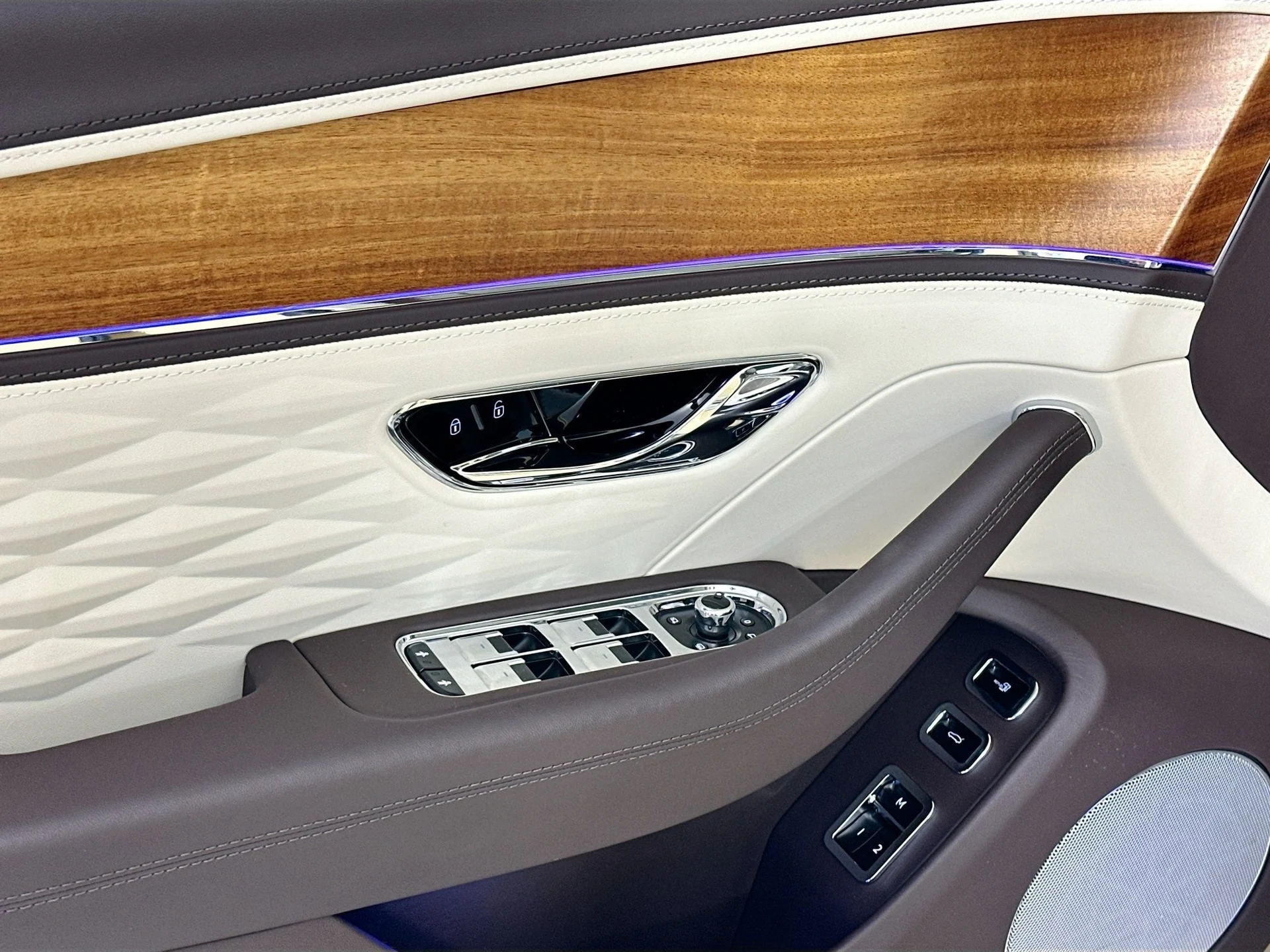 mph017_921020700_18_c962a276ca