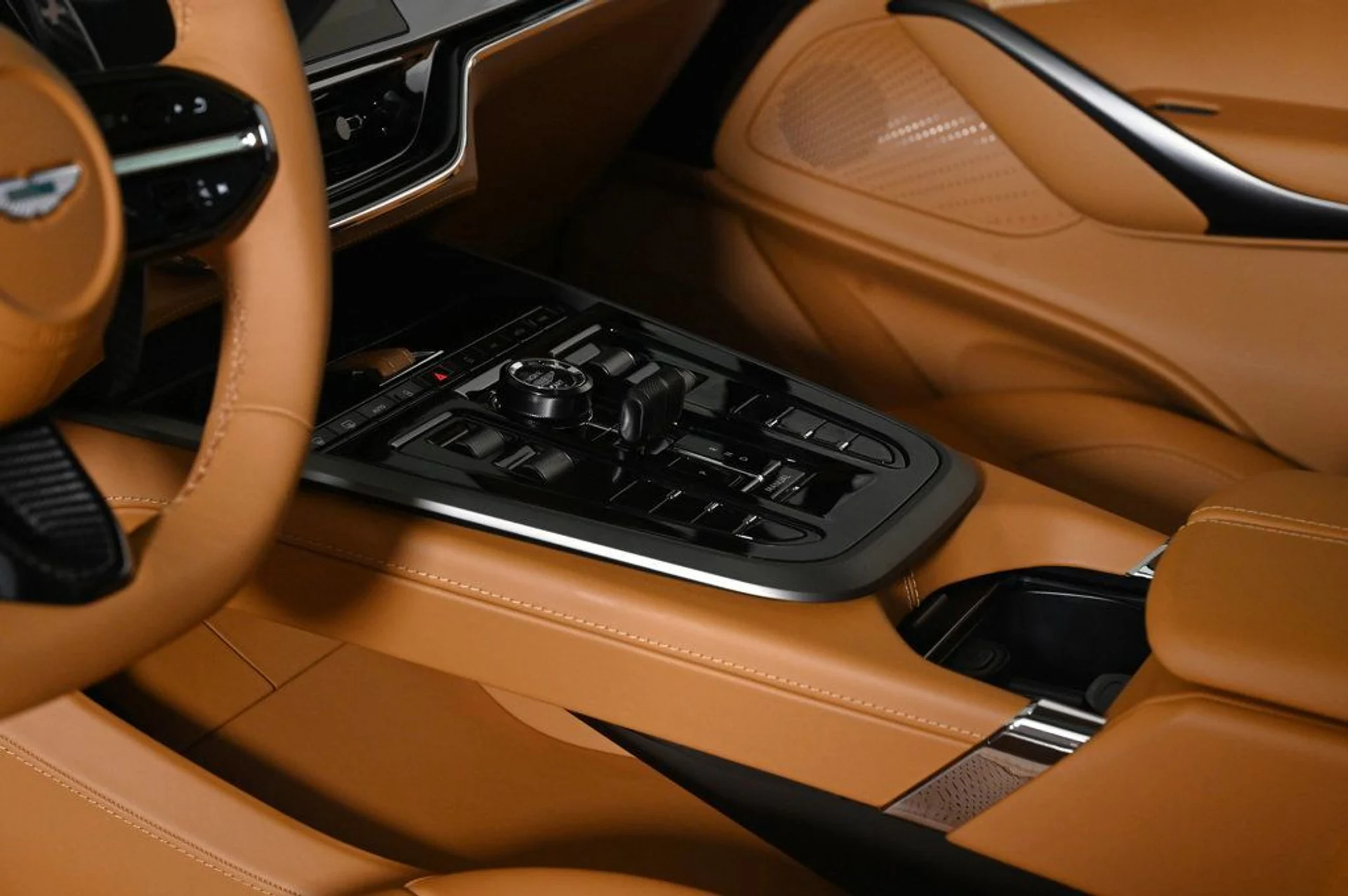 mph017_925227831_new_2026_aston_martin_dbx_707awd_11350_22969430_18_1024_059fc0b8e9