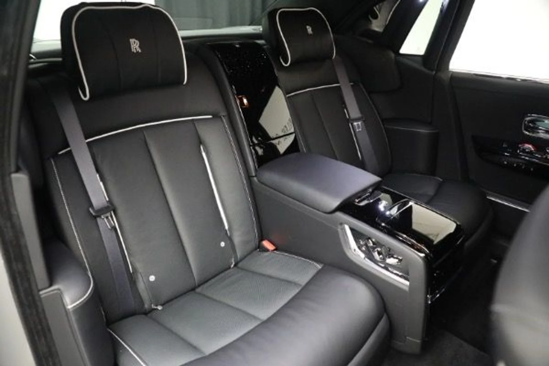 mph017_947326853_Used_2023_Rolls_Royce_Phantom_4790fc8d61