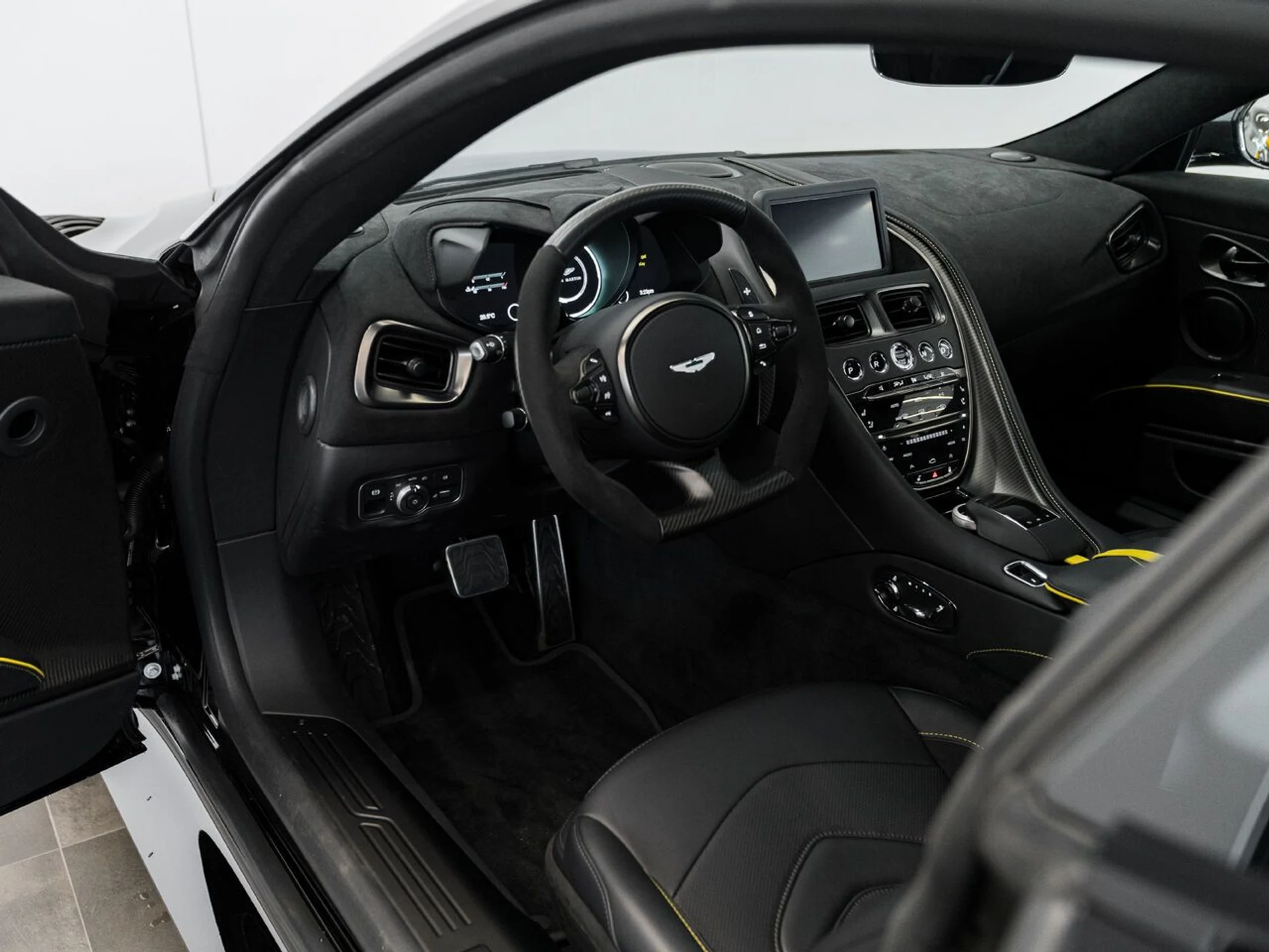 mph017_960476076_aston_martin_dbs_2023_jpg_v_1758918548_0b3e7c275d