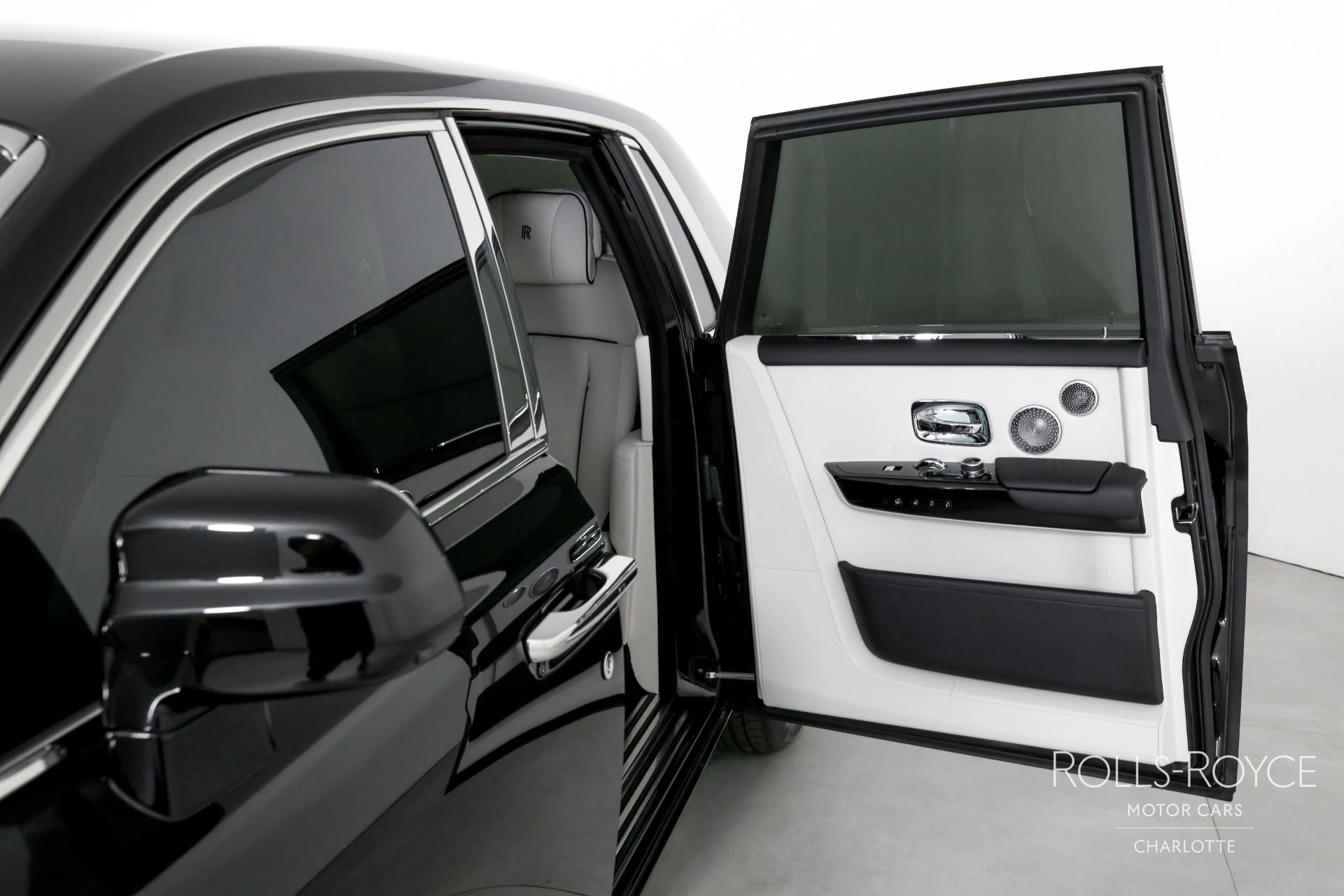 mph018_1022044405_Used_2025_Rolls_Royce_Phantom_1767376203_0a0f7c14f5