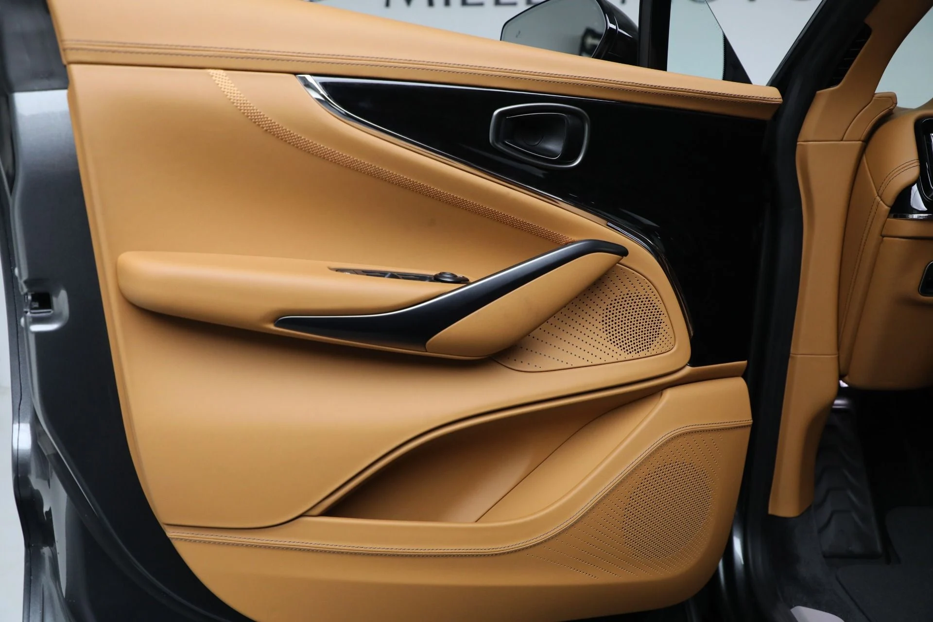 mph018_1049267275_New_2025_Aston_Martin_DBX_707_707_777dd0d841