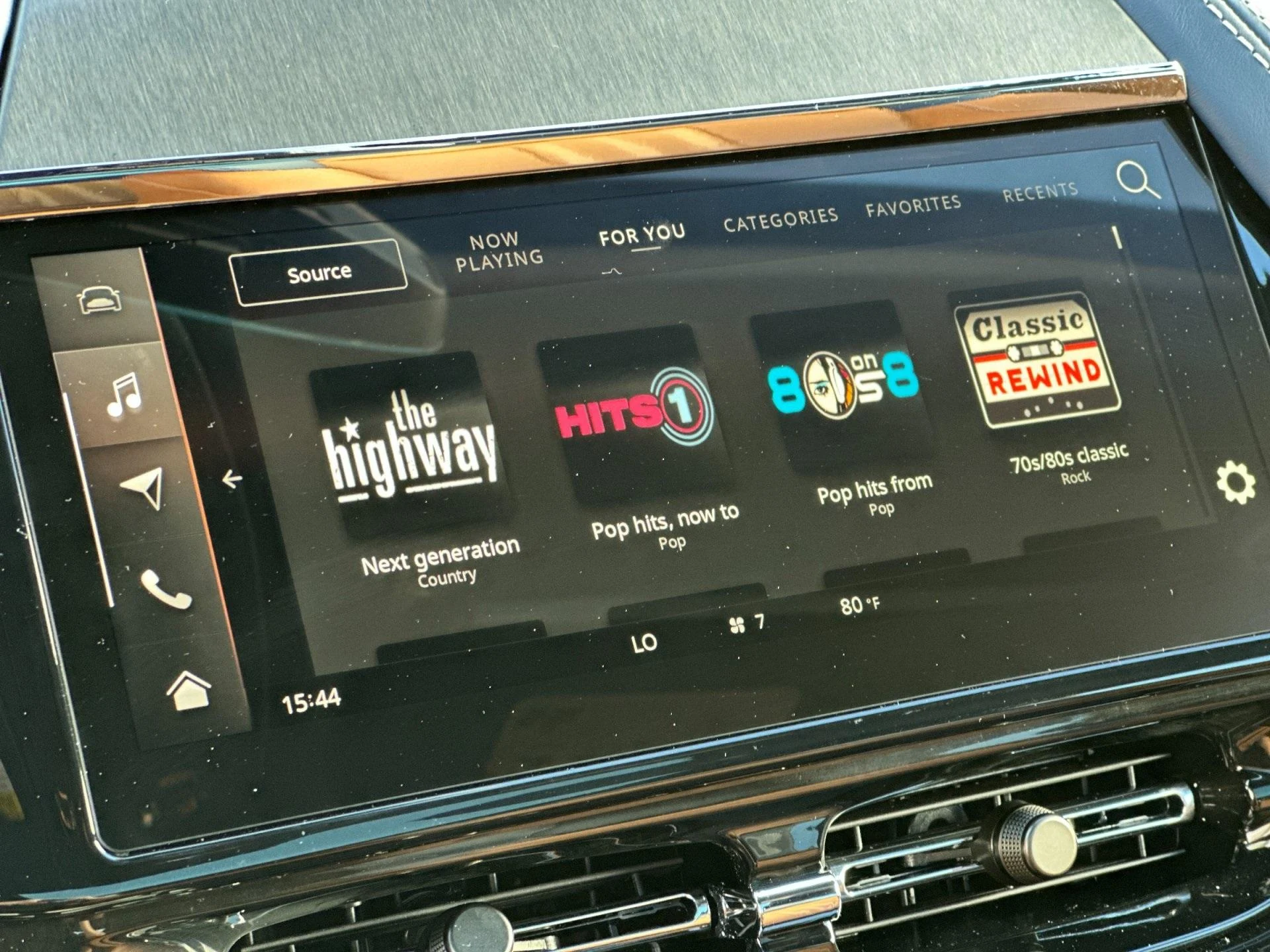 mph018_1049655709_New_2025_Aston_Martin_DBX_707_1761314806_32ec8a5a43