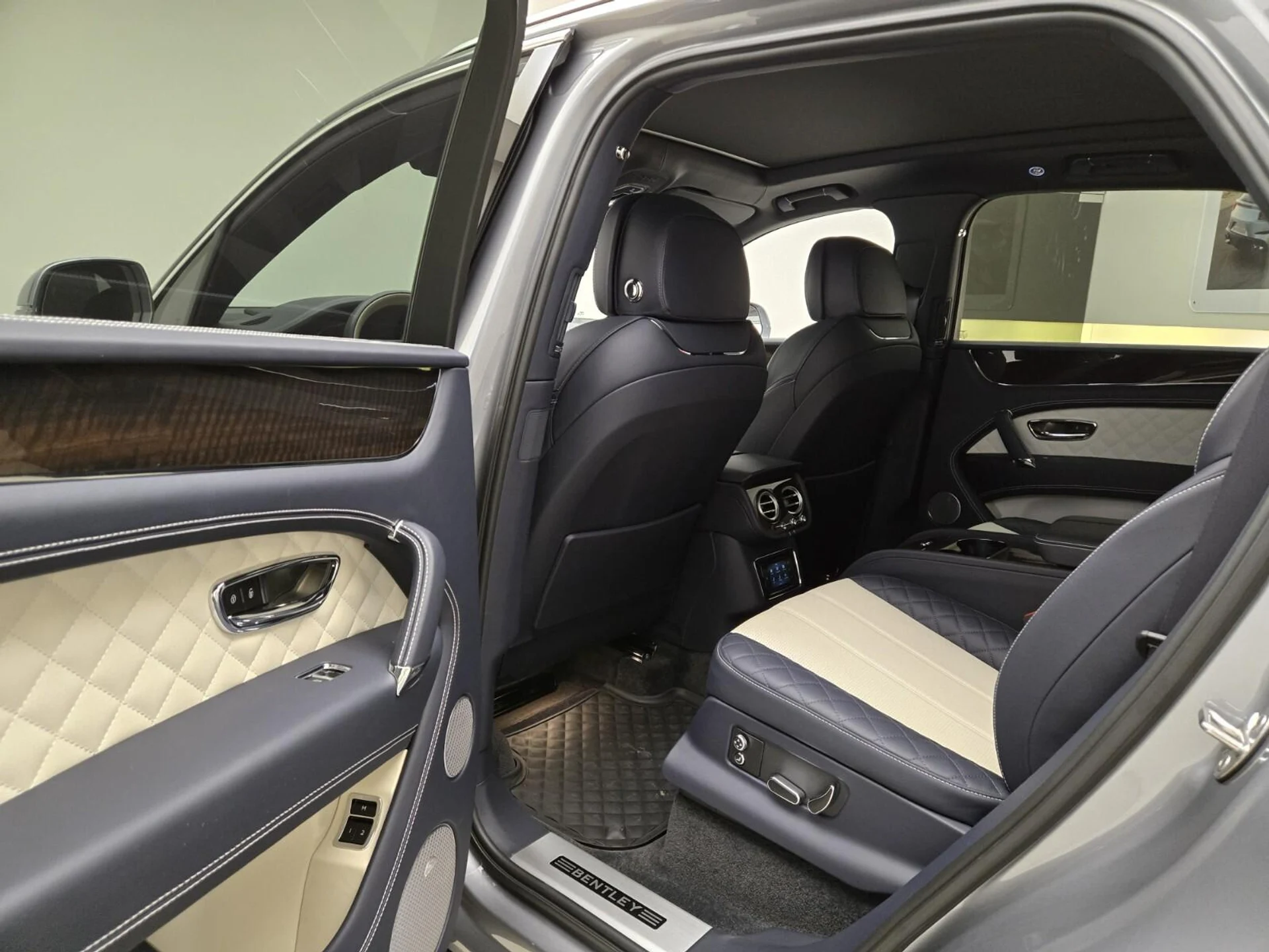 mph018_1050327141_Used_2018_Bentley_Bentayga_1760511471_ec066fd623