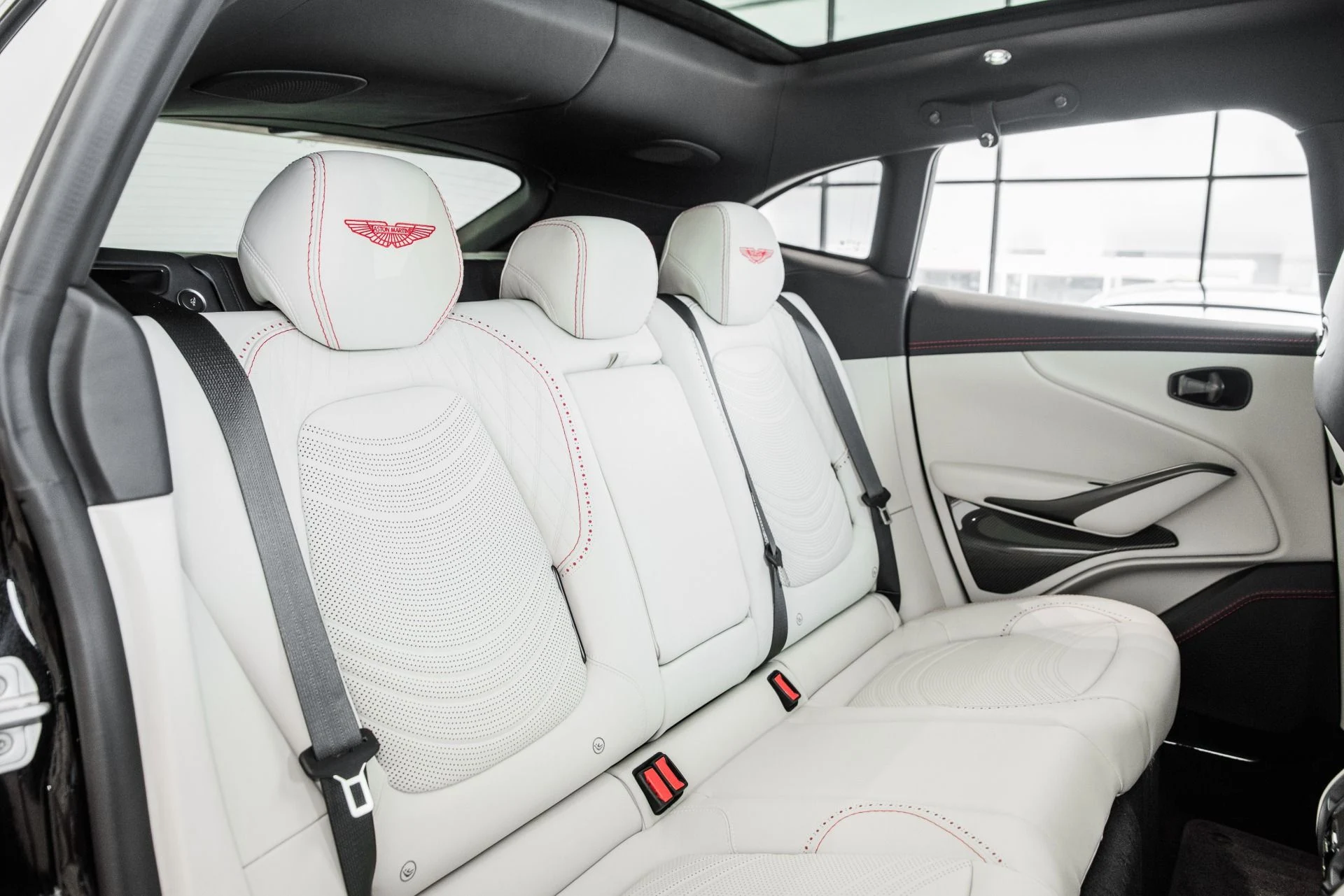 mph018_1053295902_Used_2022_Aston_Martin_DBX_550_1675796960_359dad3618