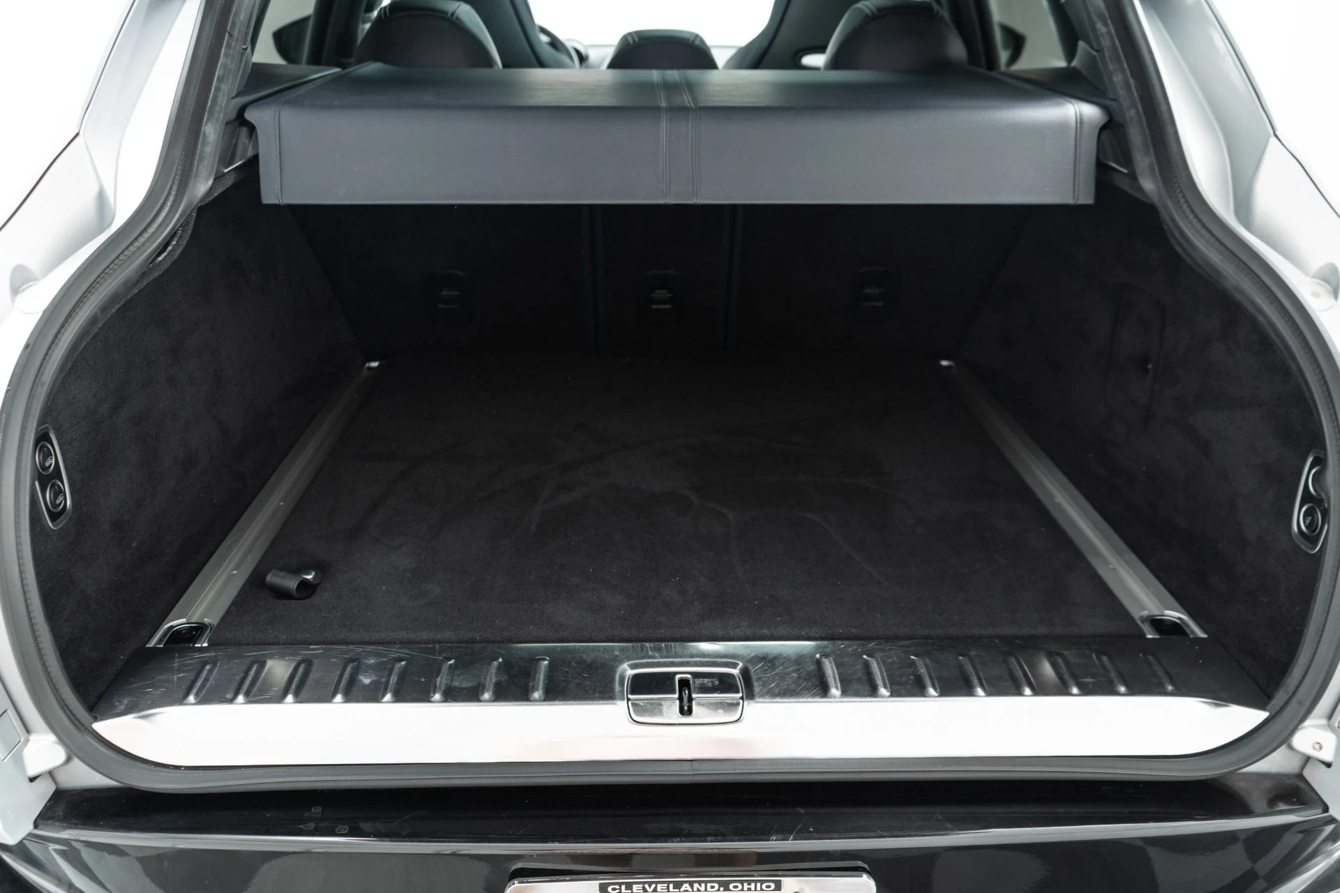 mph018_1058584317_Used_2022_Aston_Martin_DBX_Inspire_Interior_Panoramic_Glass_Roof_1768577426_93610aacb6