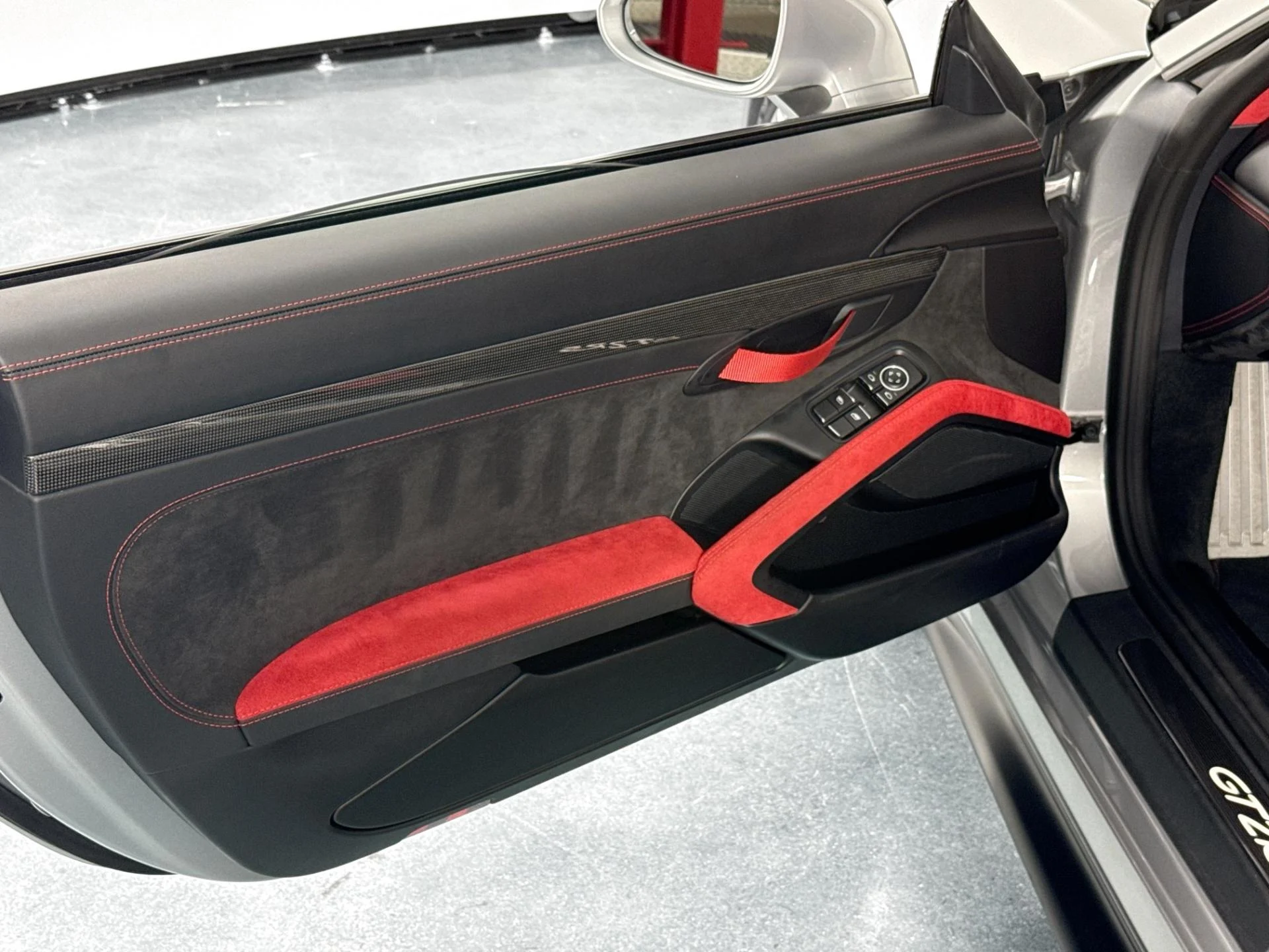 mph018_1073286292_Used_2018_Porsche_911_GT_2_RS_1784762974_888bae35a7