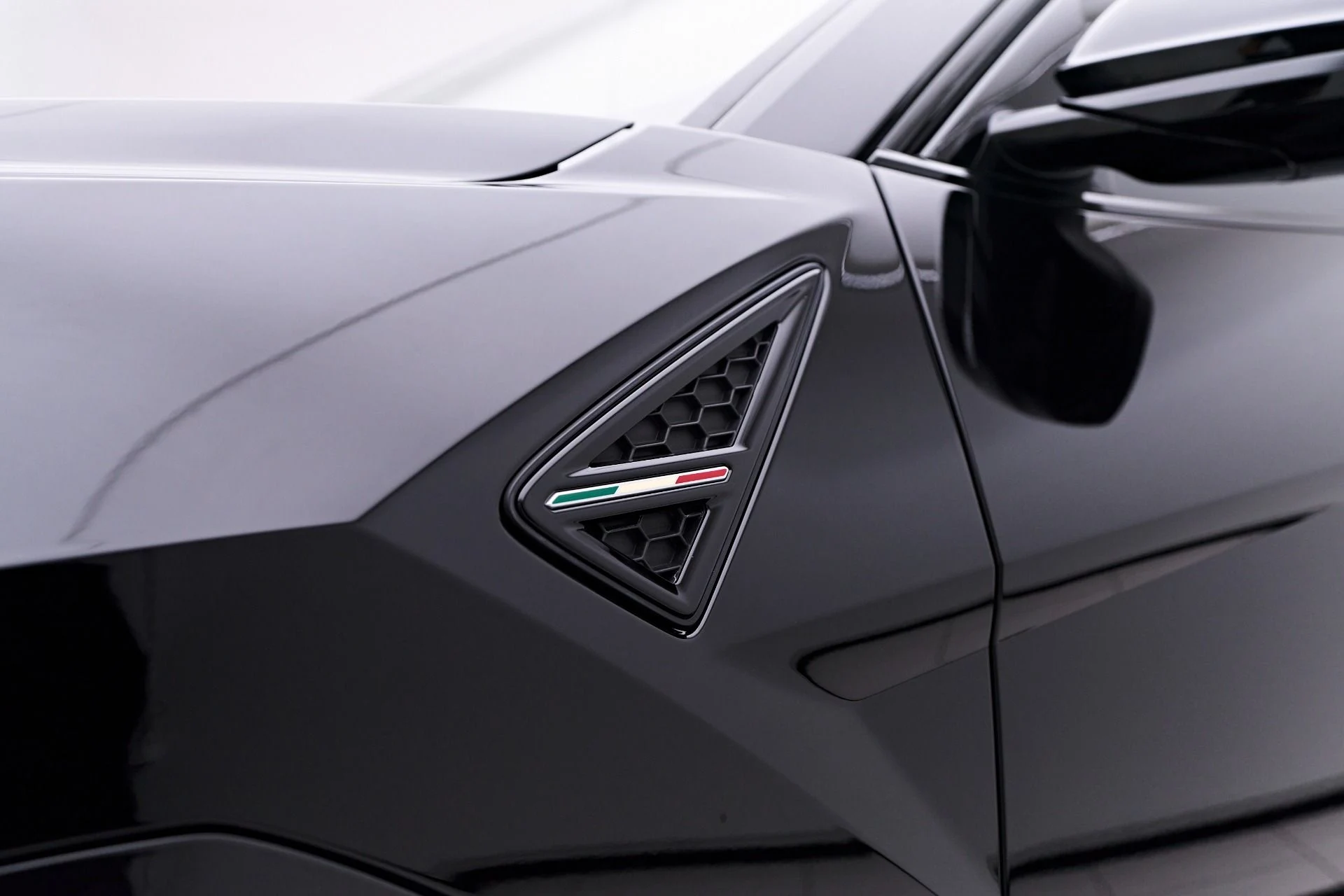 mph018_1095000508_Used_2022_Lamborghini_Urus_1753311555_a8804a615c