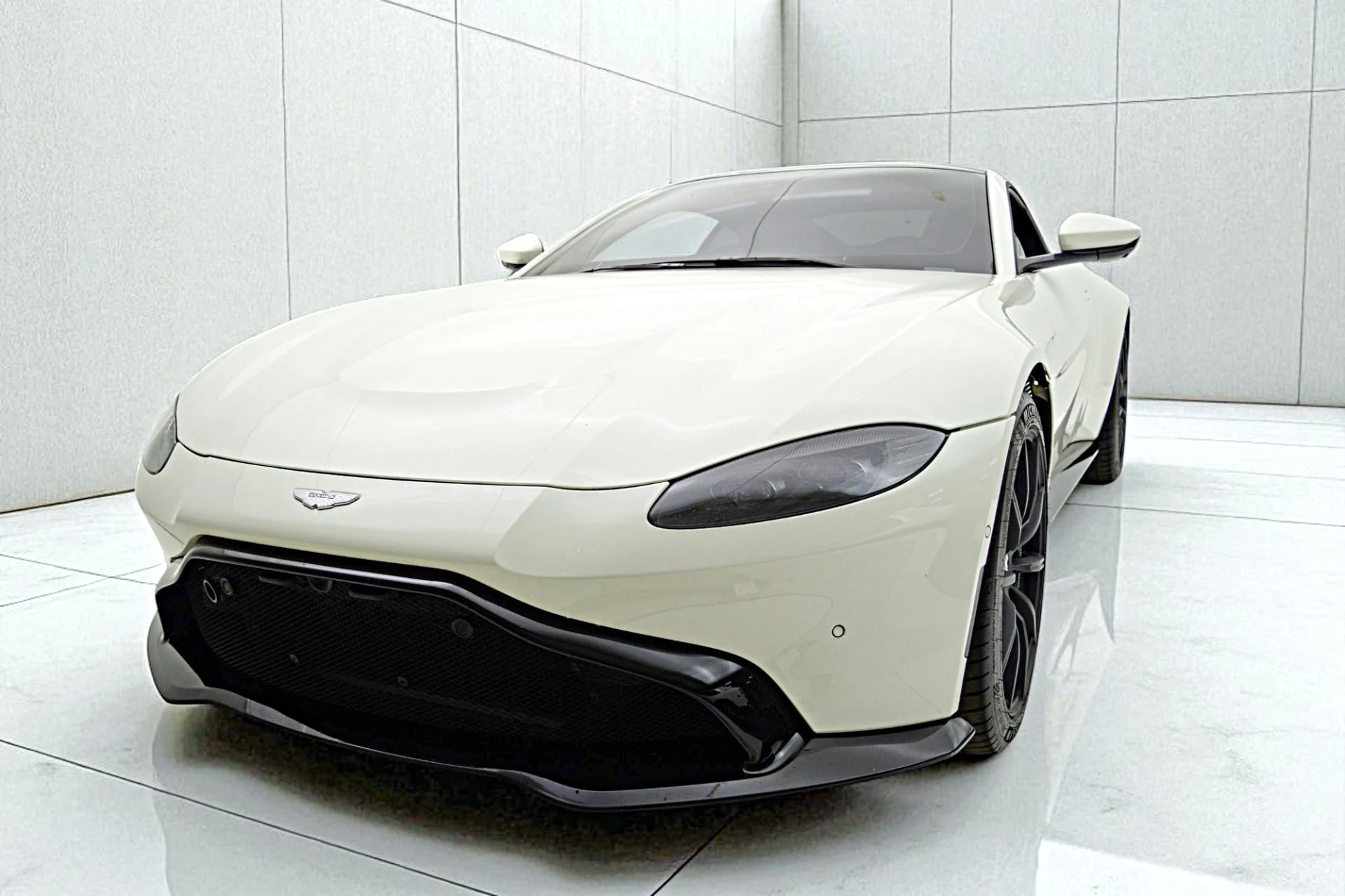 mph018_1098152882_Used_2019_Aston_Martin_Vantage_Coupe_3e5f238e00