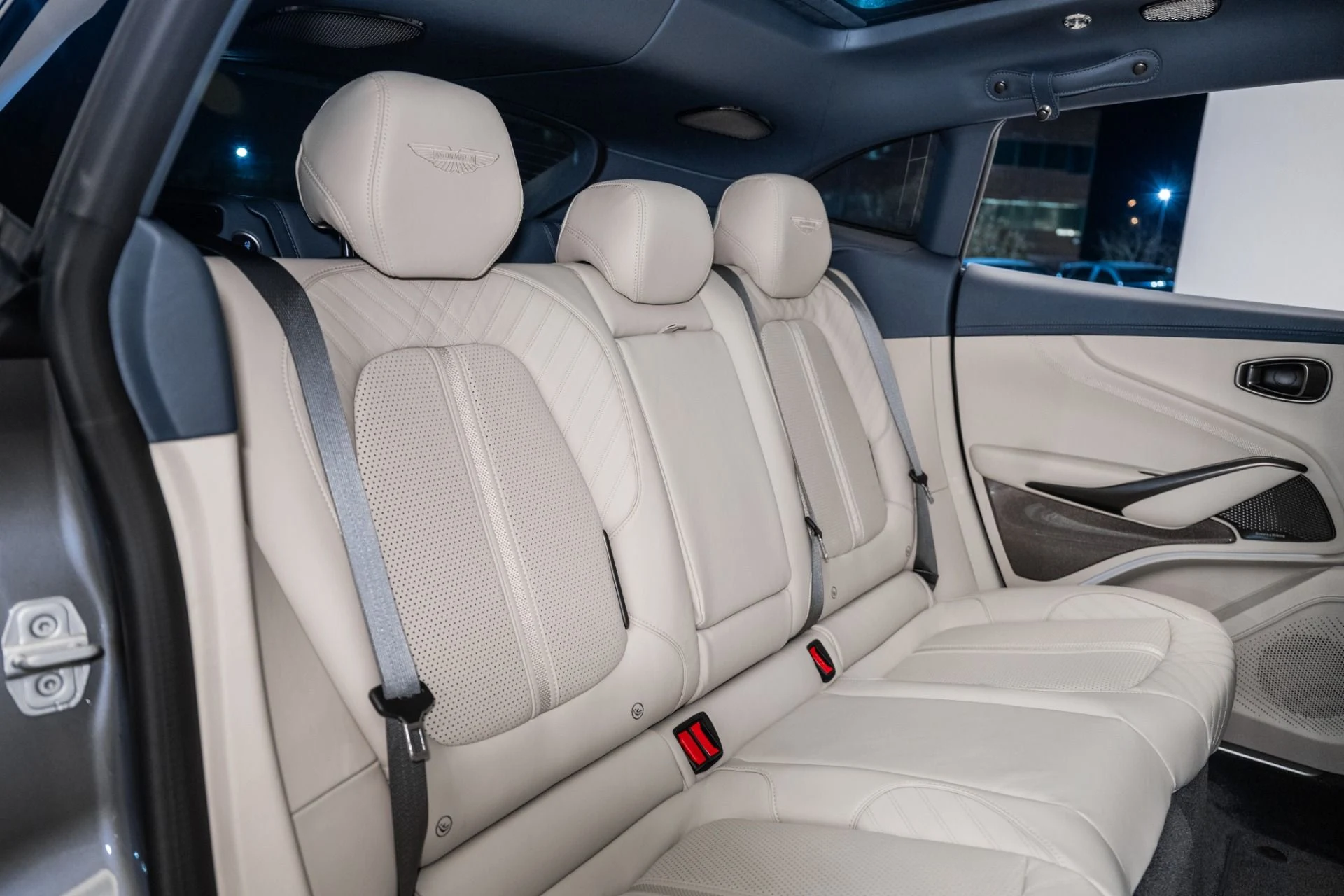 mph018_1098985512_Used_2025_Aston_Martin_DBX_707_1734711890_5c5d41f7e5