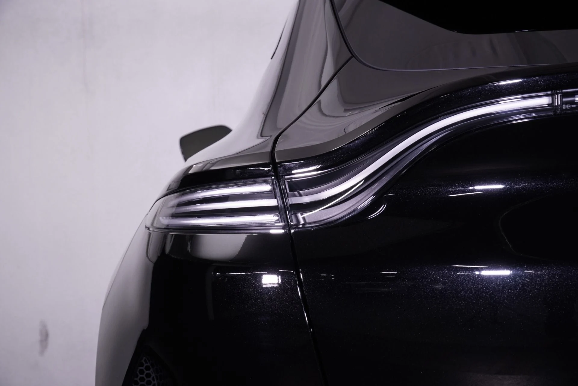 mph018_1099539274_New_2026_Aston_Martin_DBX_707_1762322943_f925bce84b