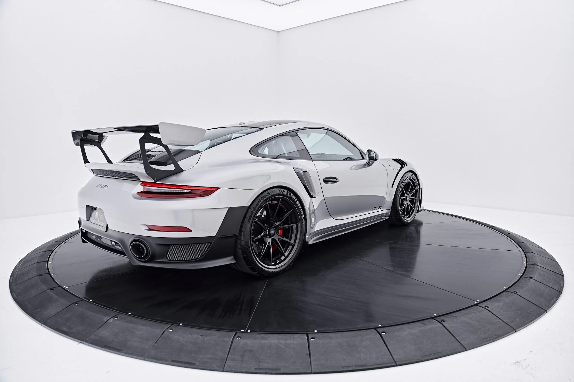 mph018_1107570164_Used_2019_Porsche_911_GT_2_RS_1788559171_c4fdb182f0