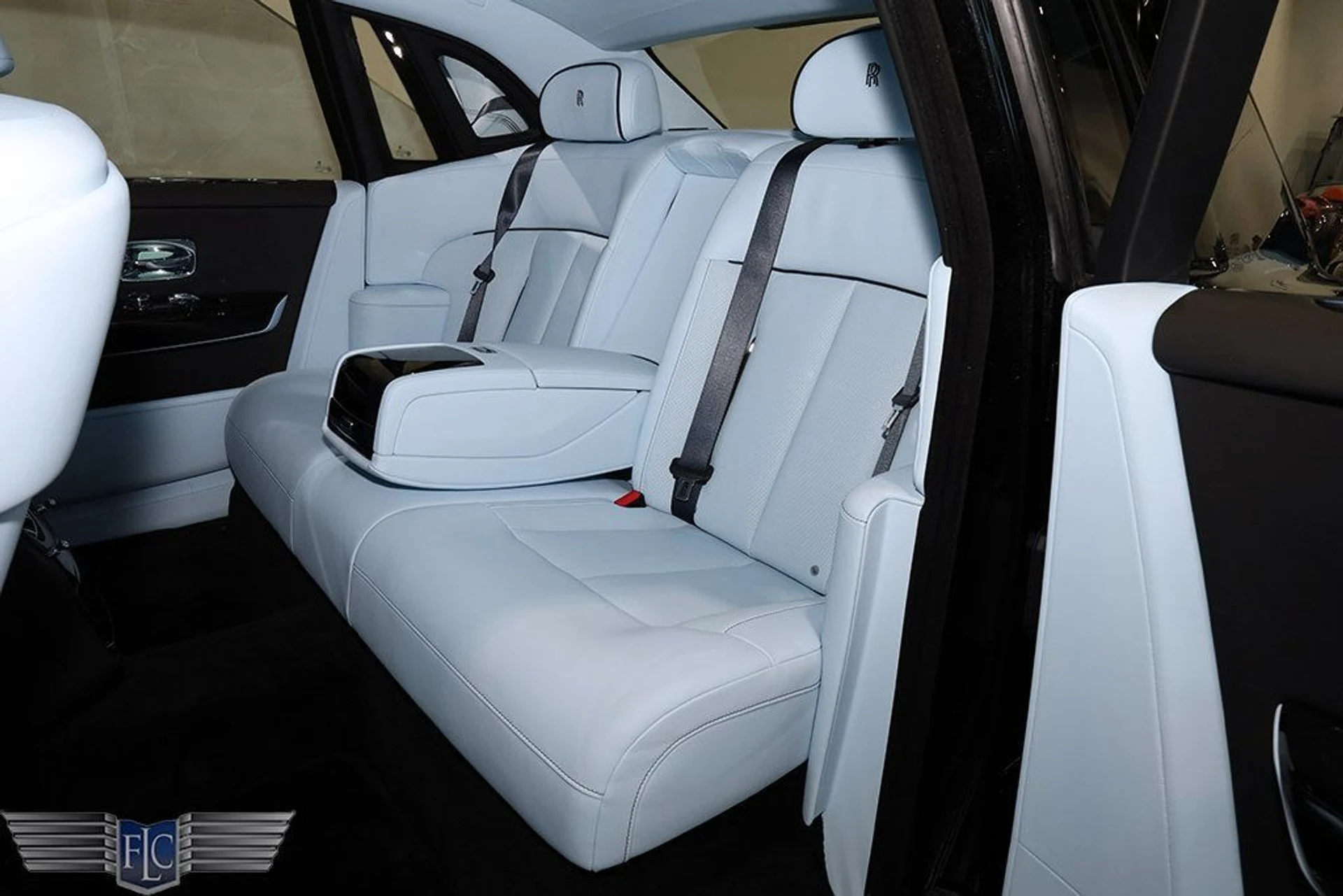 mph018_1135493701_used_2025_rolls_royce_phantom_sedan_9689_22959551_19_1024_07474efcde