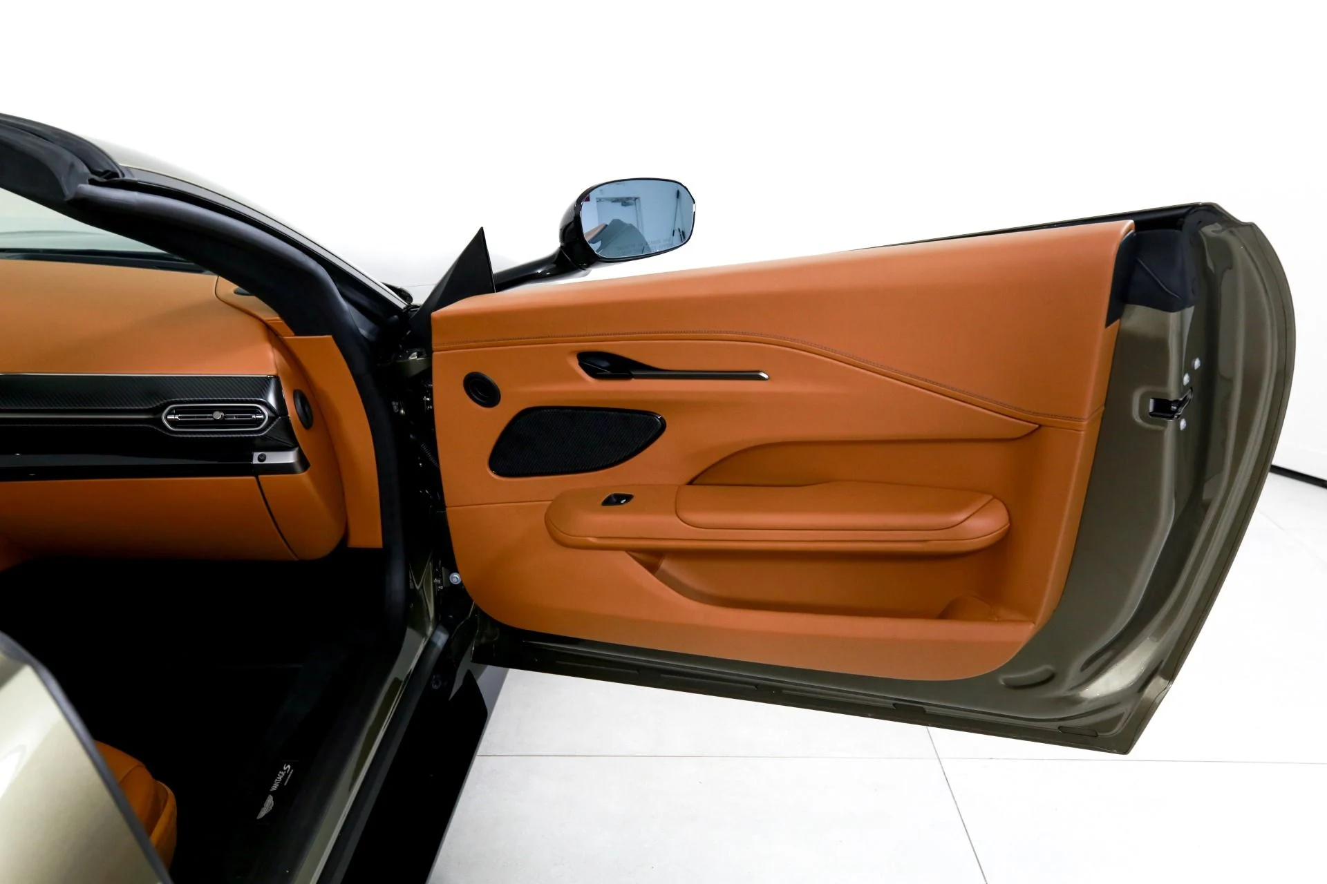 mph018_1137463842_Used_2026_Aston_Martin_Vantage_S_Roadster_1782838317_29148b05bd