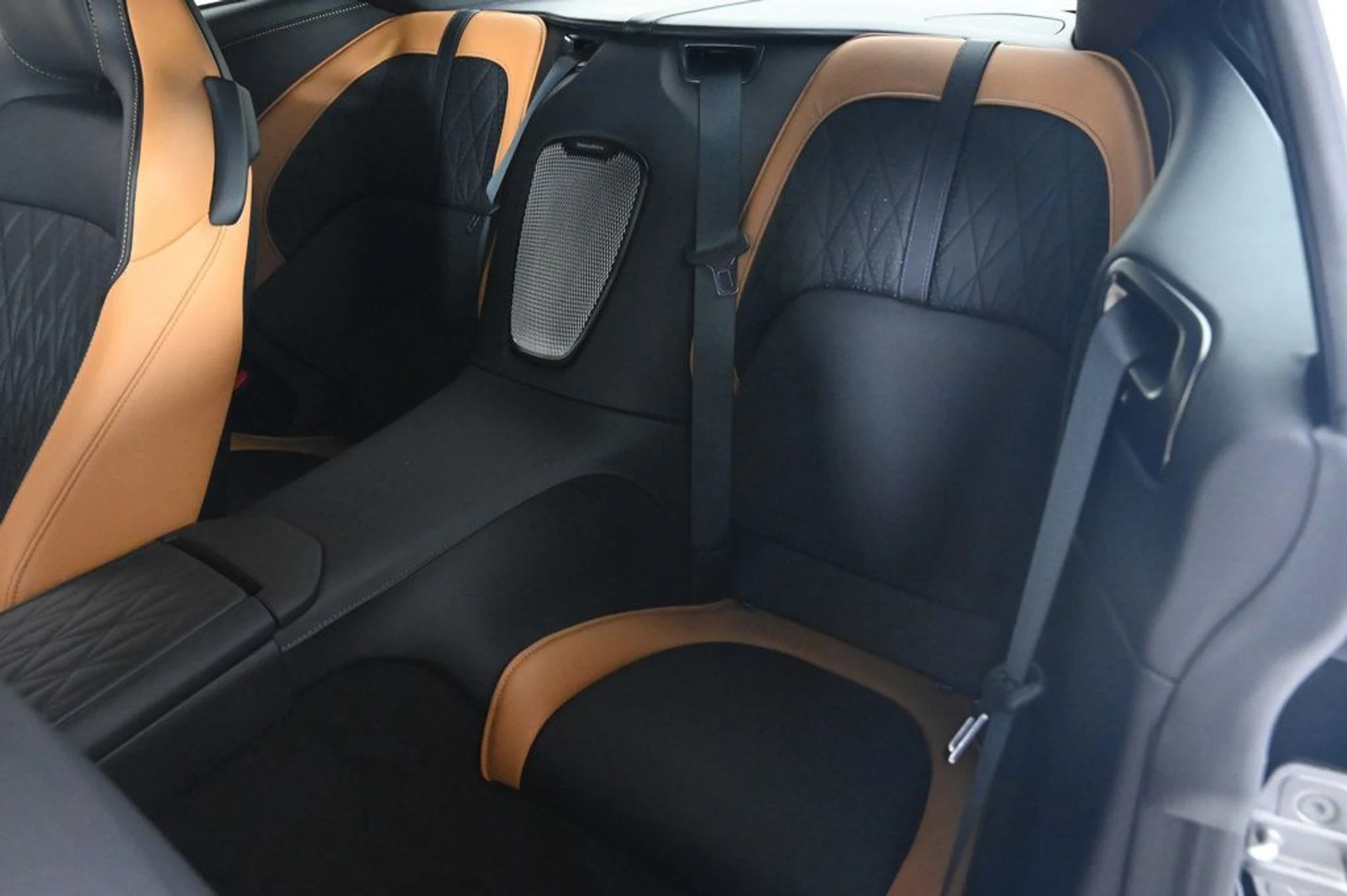 mph018_1138339699_new_2026_aston_martin_db12_11350_22934456_18_1024_09c73b78c4