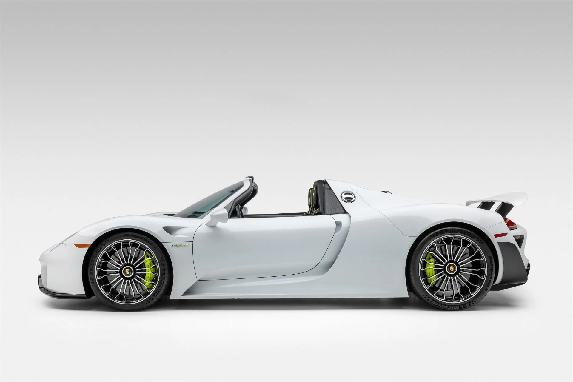 mph018_1142339610_Used_2015_Porsche_918_Spyder_1740676476_2f054684b2