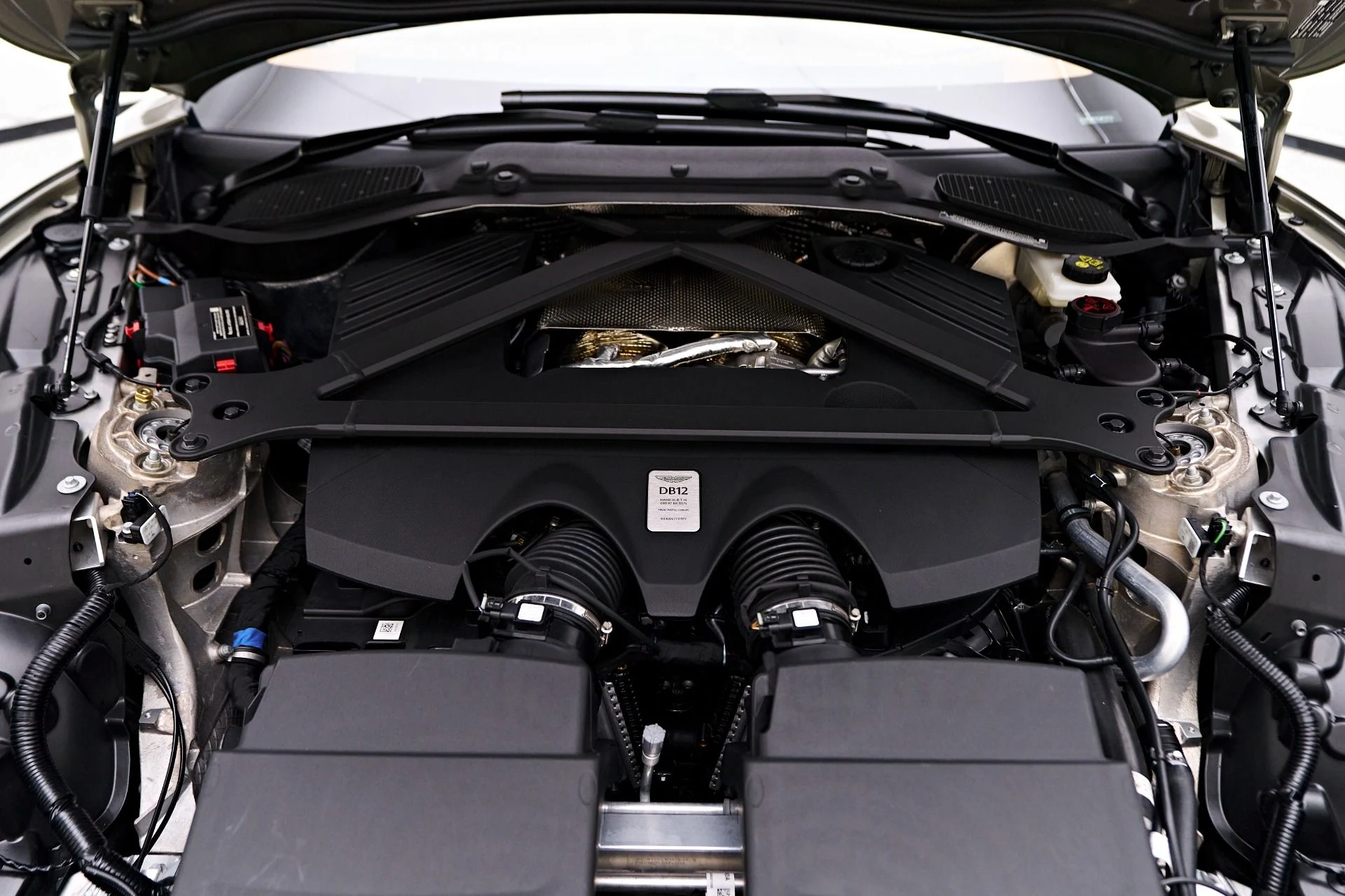 mph018_1147319360_Used_2024_Aston_Martin_DB_12_Volante_1731606794_3177823e6d