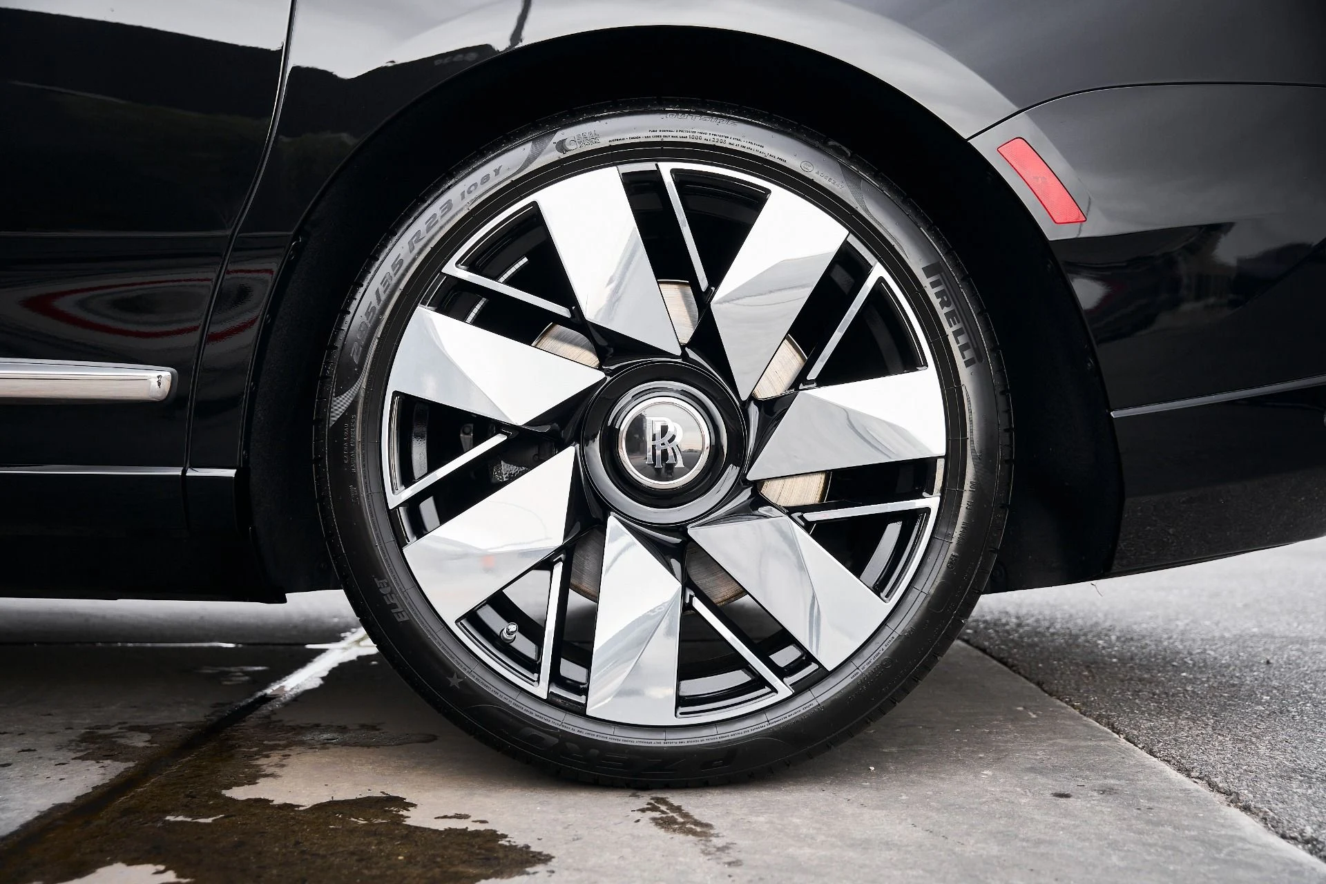 mph018_1150903984_Used_2026_Rolls_Royce_Cullinan_Base_1769135771_0a8608f574