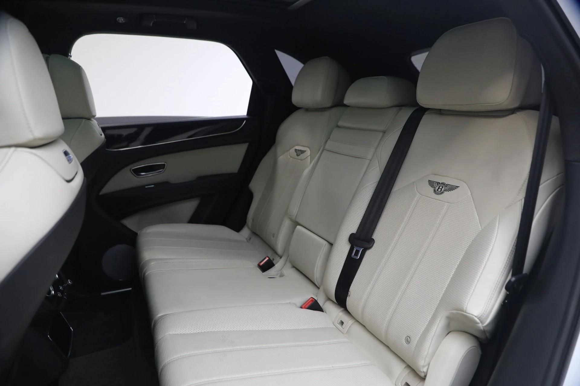 mph018_1184423190_Used_2023_Bentley_Bentayga_V8_1770079262_c233b3d6a9