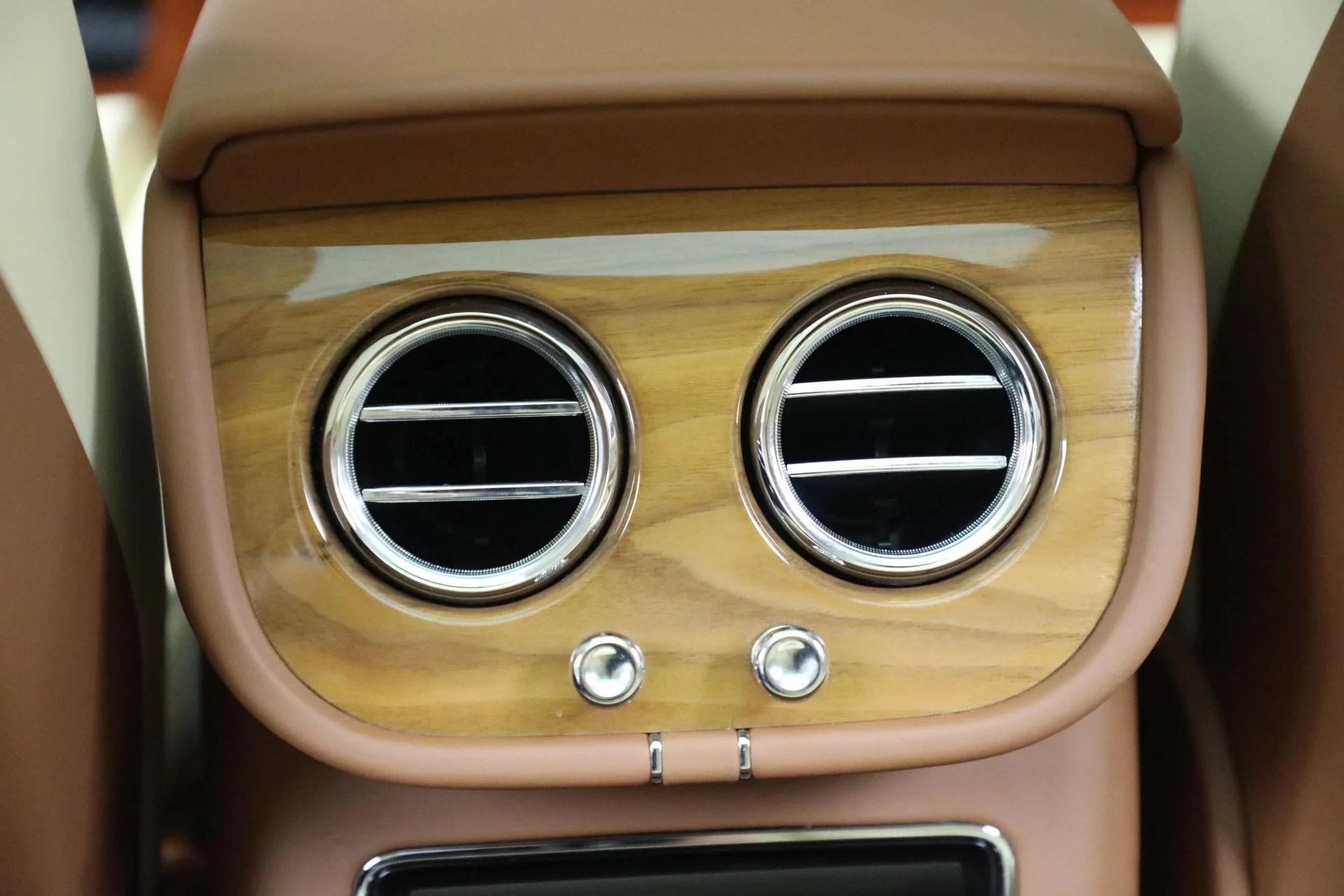 mph018_1197527895_Used_2023_Bentley_Bentayga_V8_991ec3527d