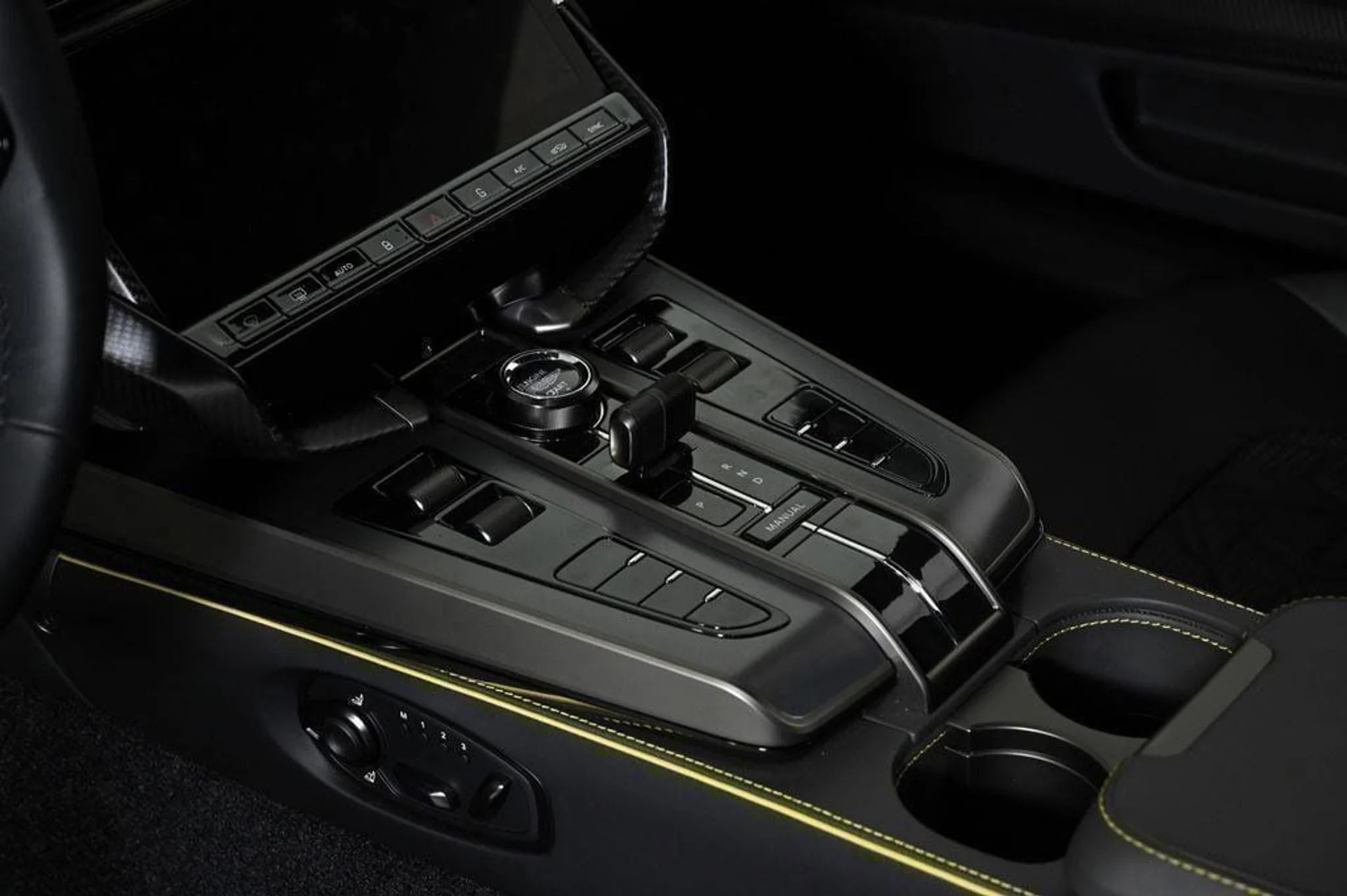 mph018_1208310136_used_2025_aston_martin_vanquish_coupe_11350_22829268_18_1024_2e247c9c40