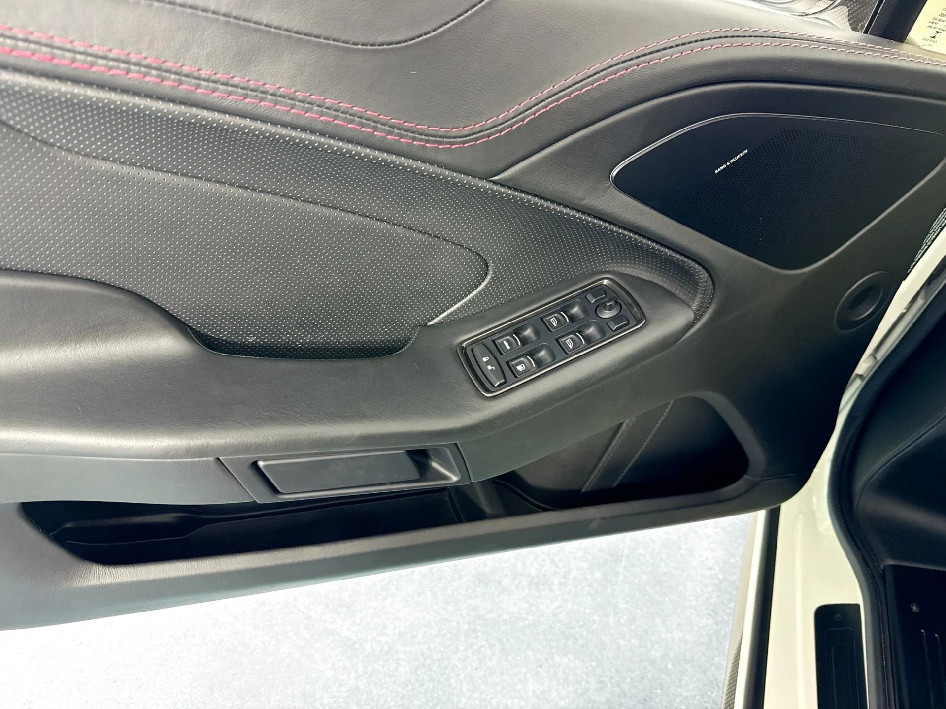 mph018_1234450017_Used_2015_Aston_Martin_Vanquish_Volante_1782334088_896fc611a2